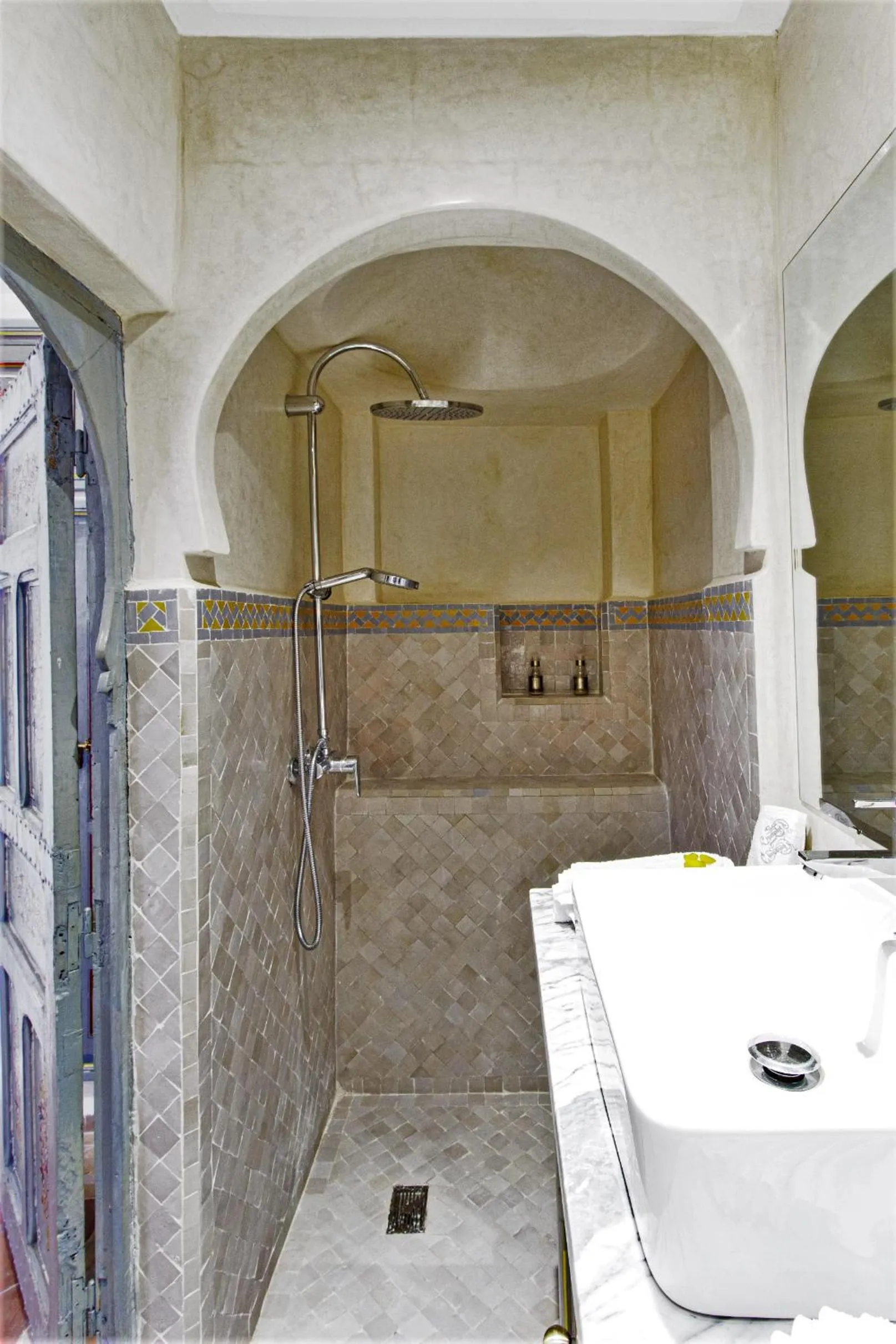 Shower in Riad Tahyra