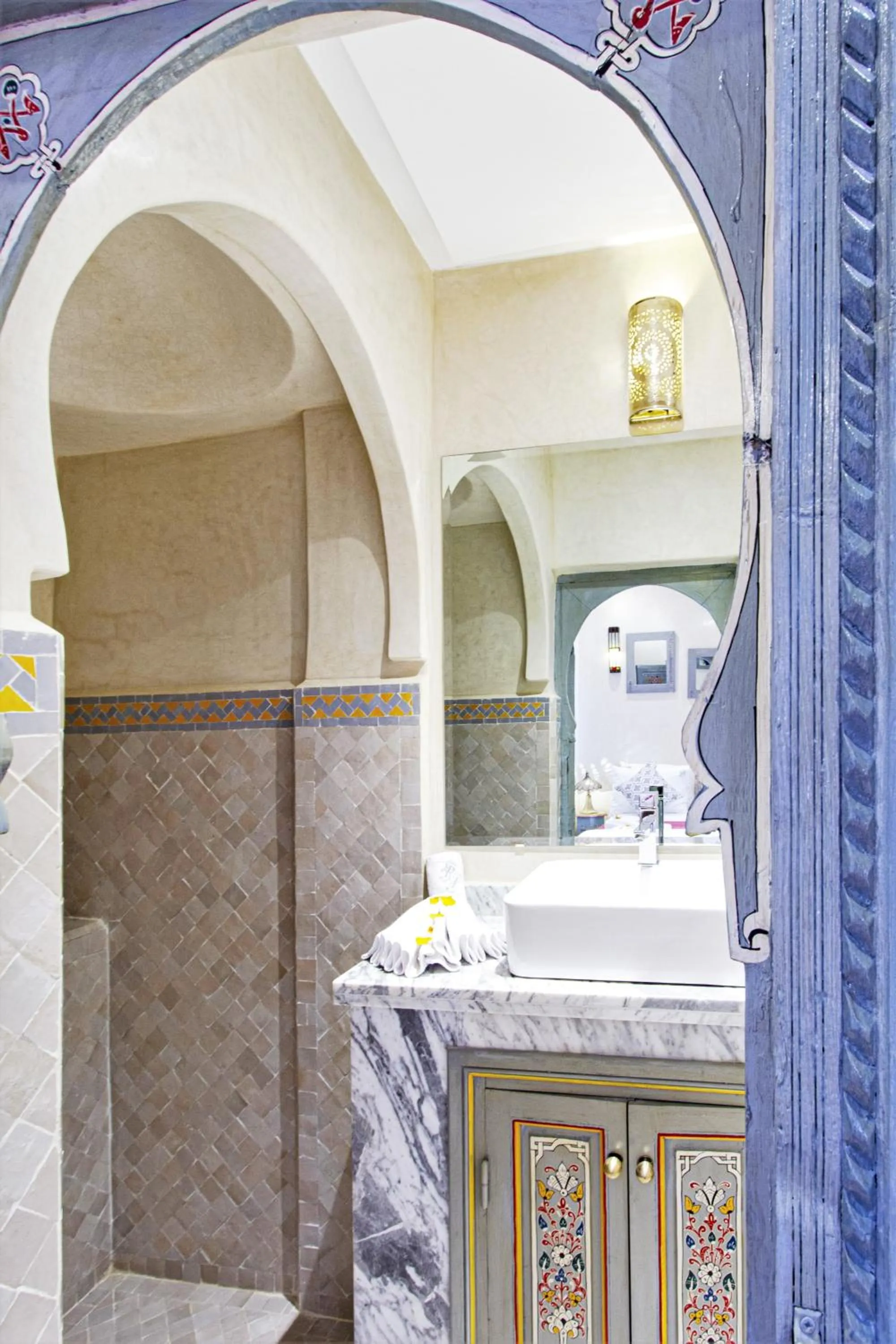 Shower in Riad Tahyra