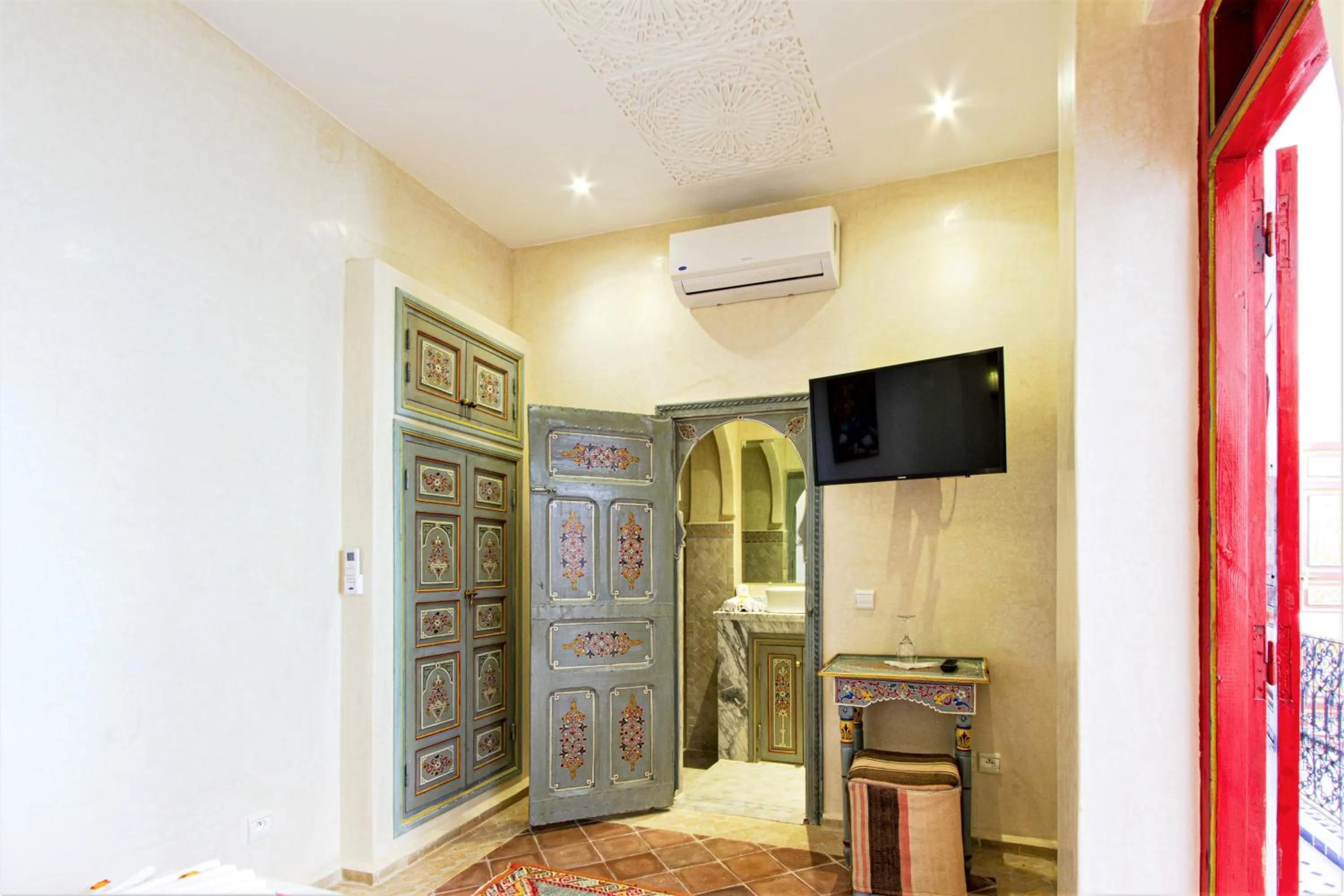 Shower in Riad Tahyra