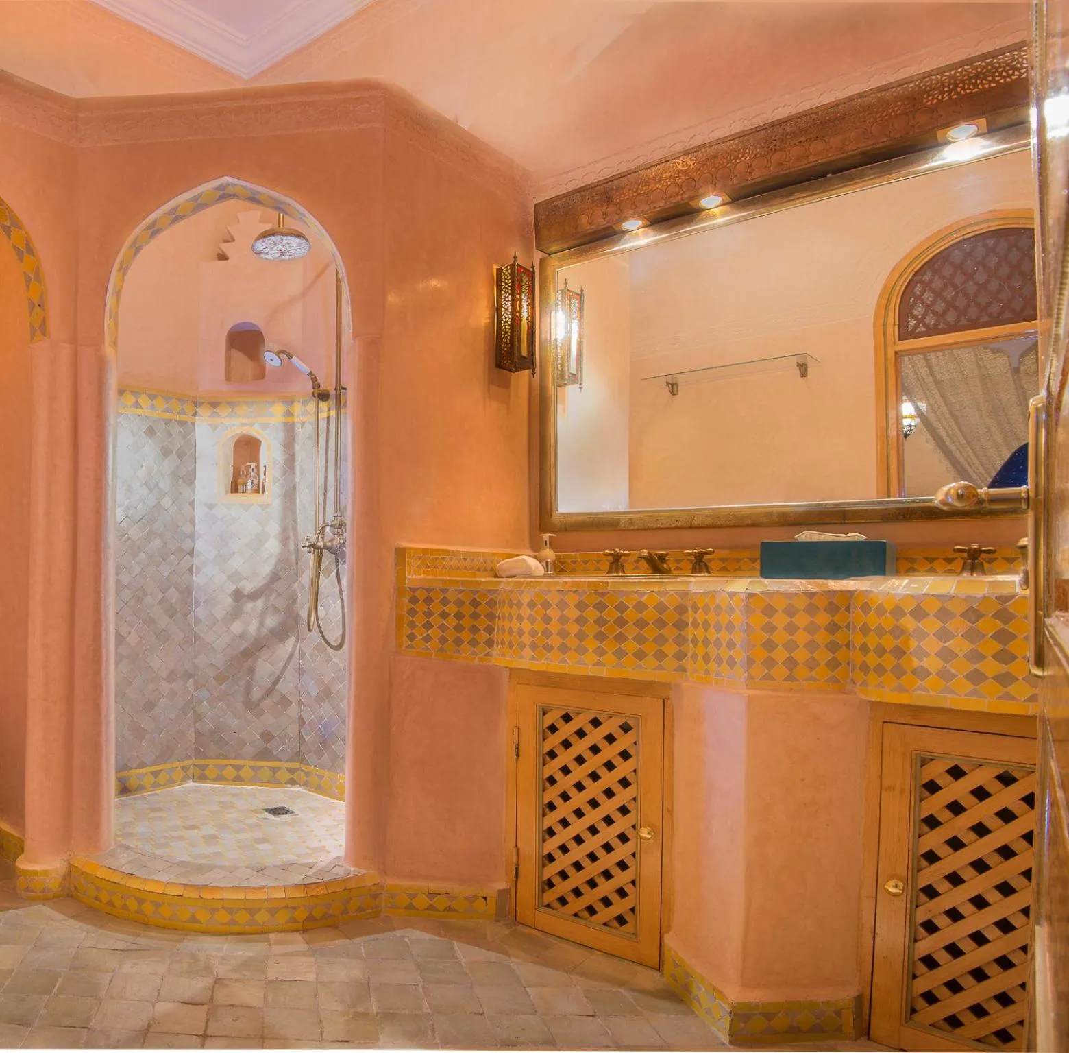 Shower in Riad Tahyra
