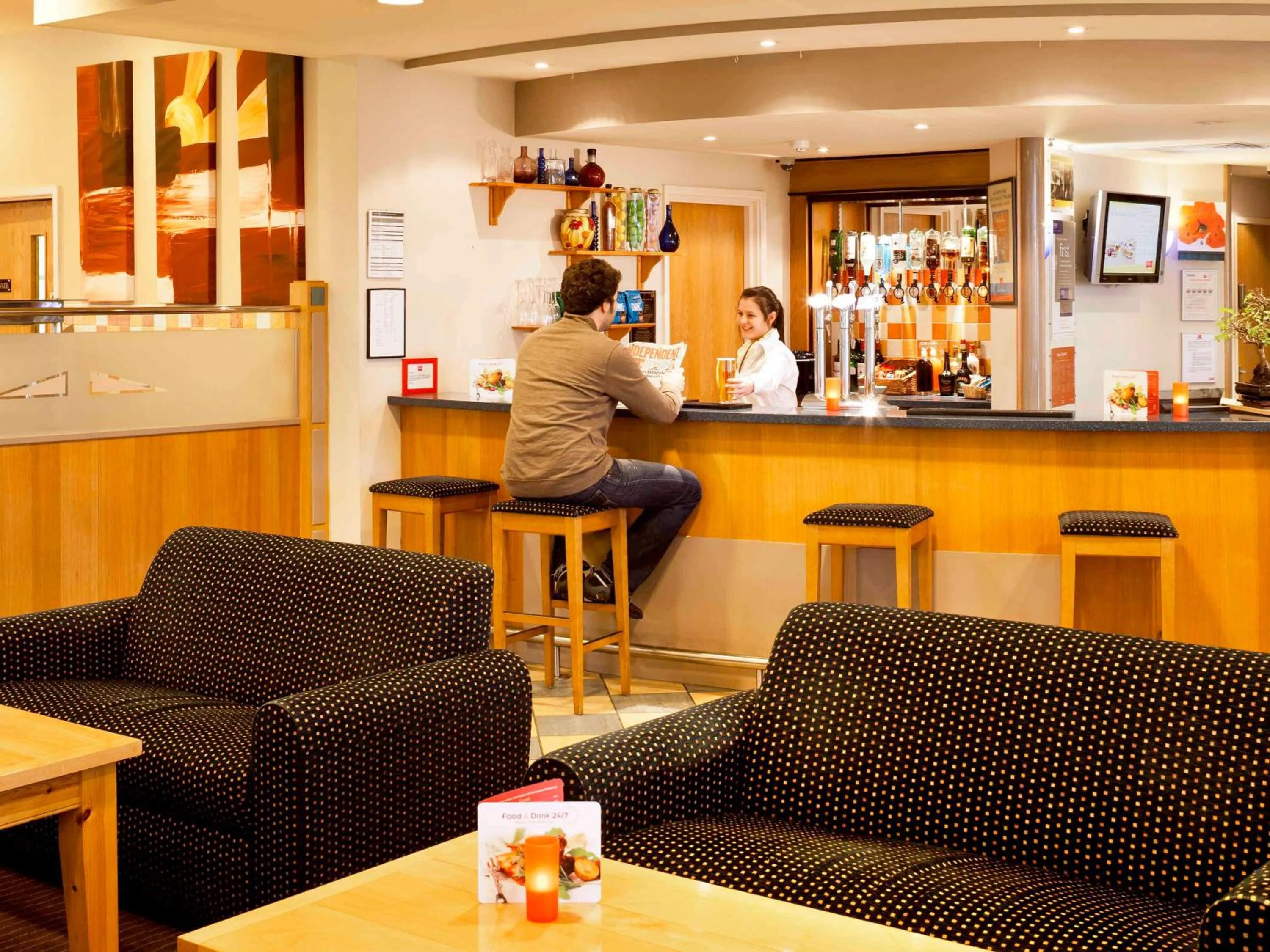 Lounge or bar in ibis Bradford Shipley