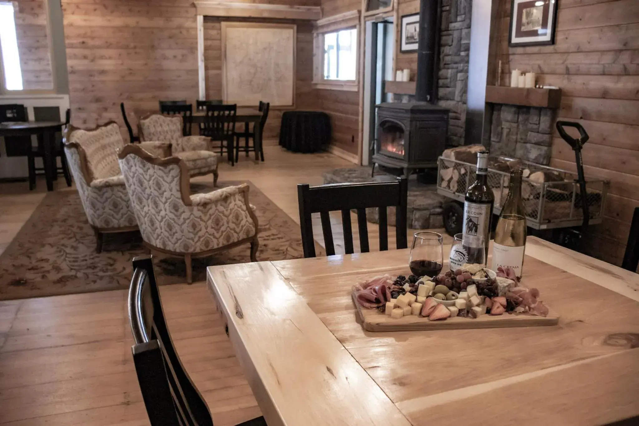 Lobby or reception in McCloud River Bed and Breakfast Lobby or reception in McCloud River Bed and Breakfast