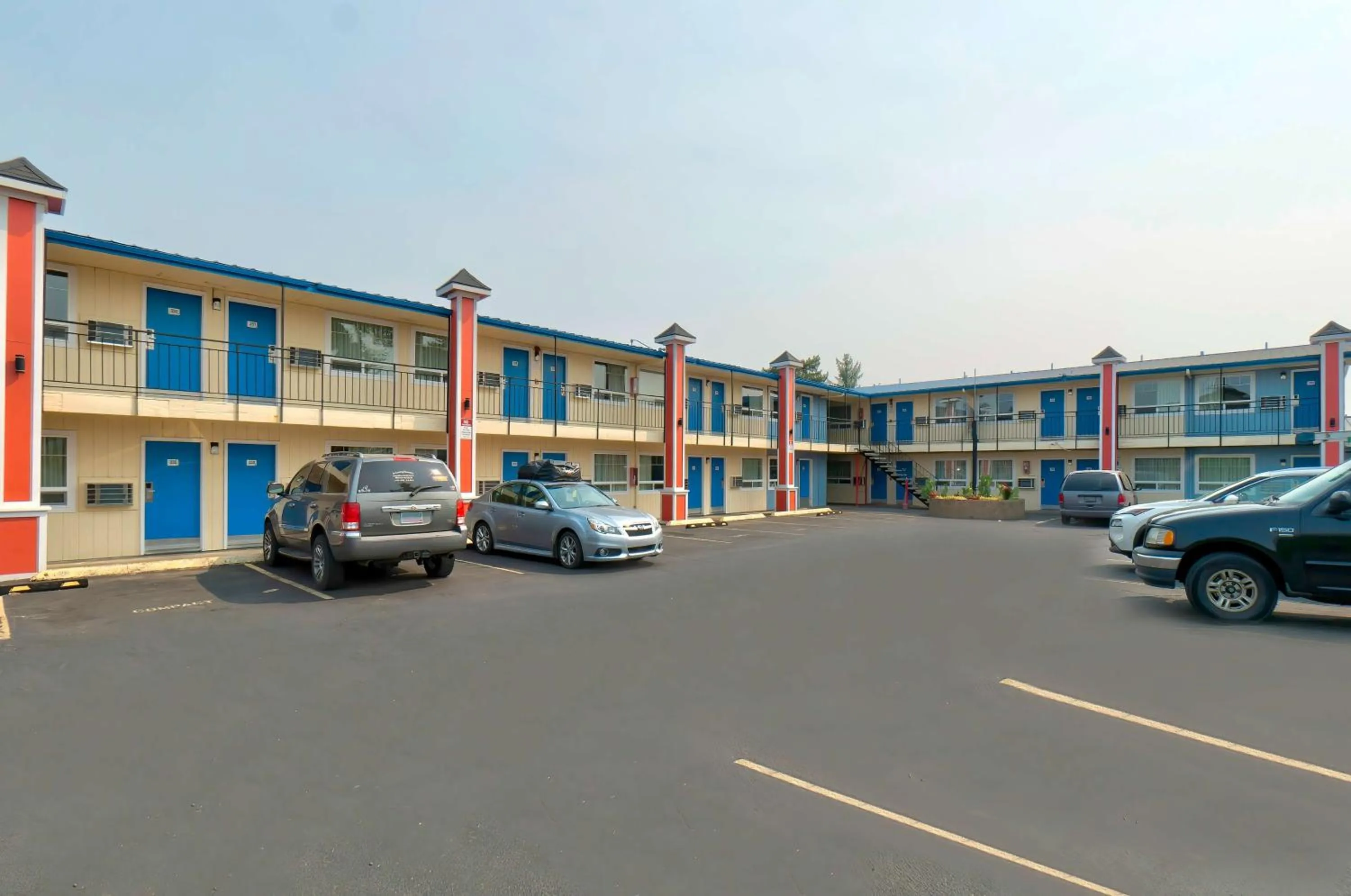 Property building in Studio 6 Suites - Albany, OR