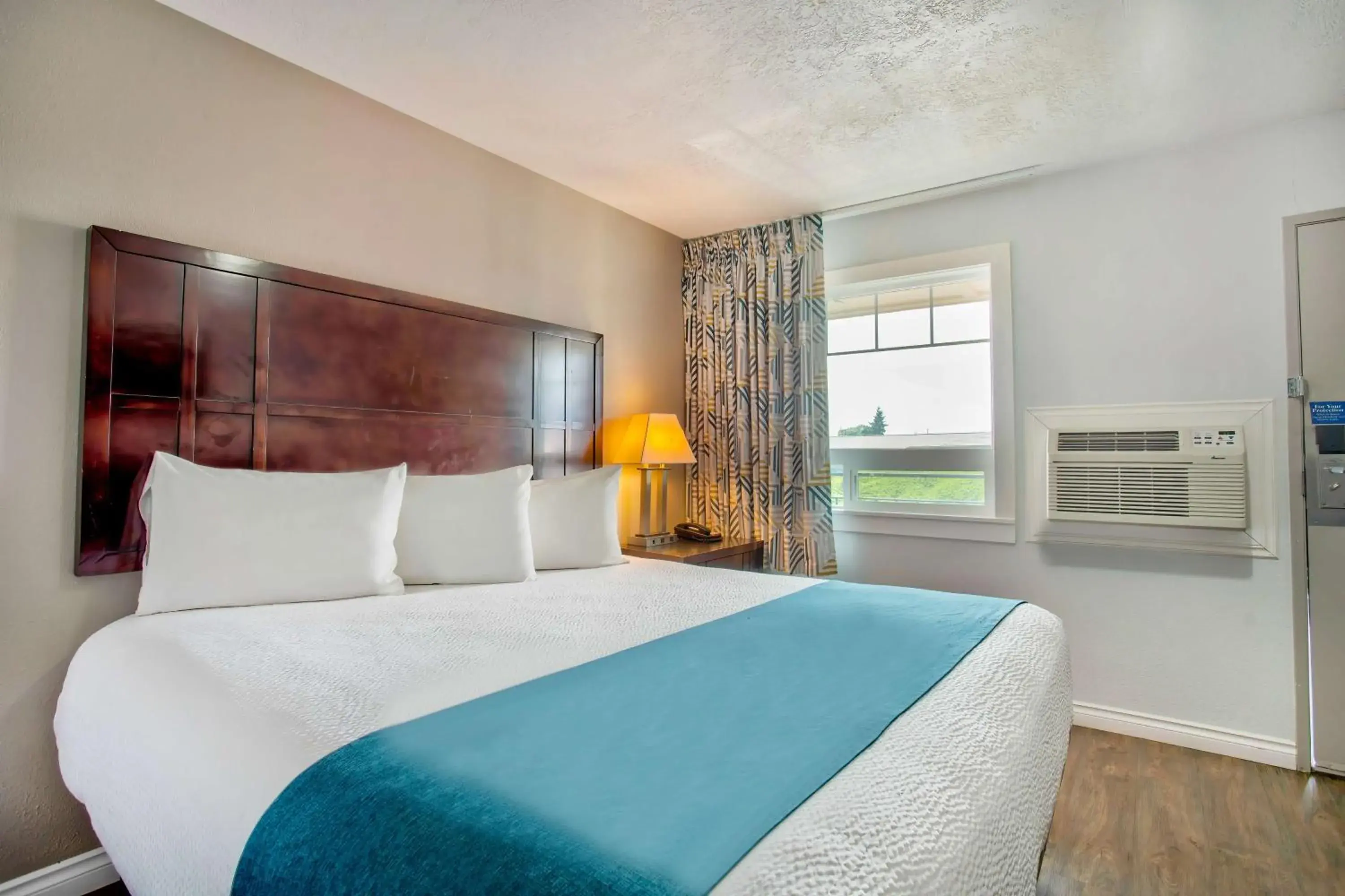 Photo of the whole room, Bed in Studio 6 Suites - Albany, OR Photo of the whole room, Bed in Studio 6 Suites - Albany, OR