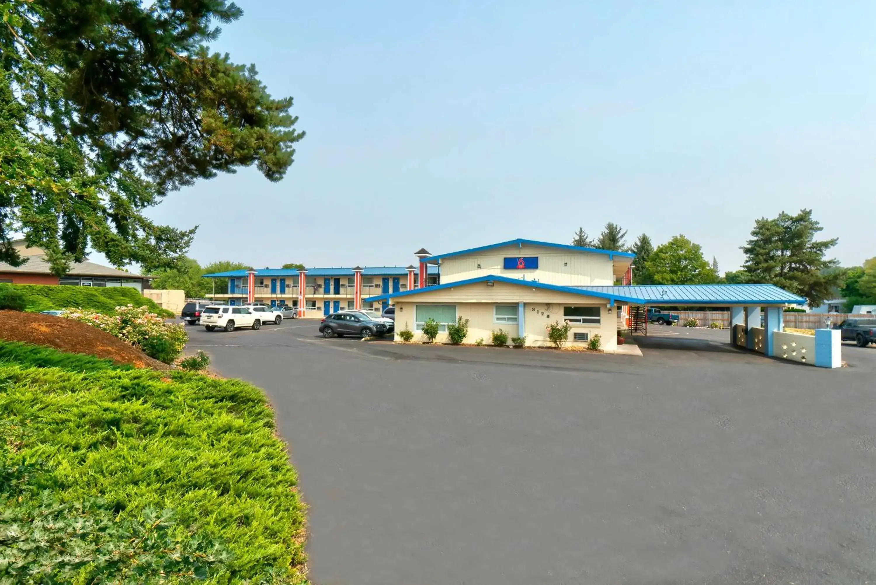 Property building in Studio 6 Suites - Albany, OR Property building in Studio 6 Suites - Albany, OR