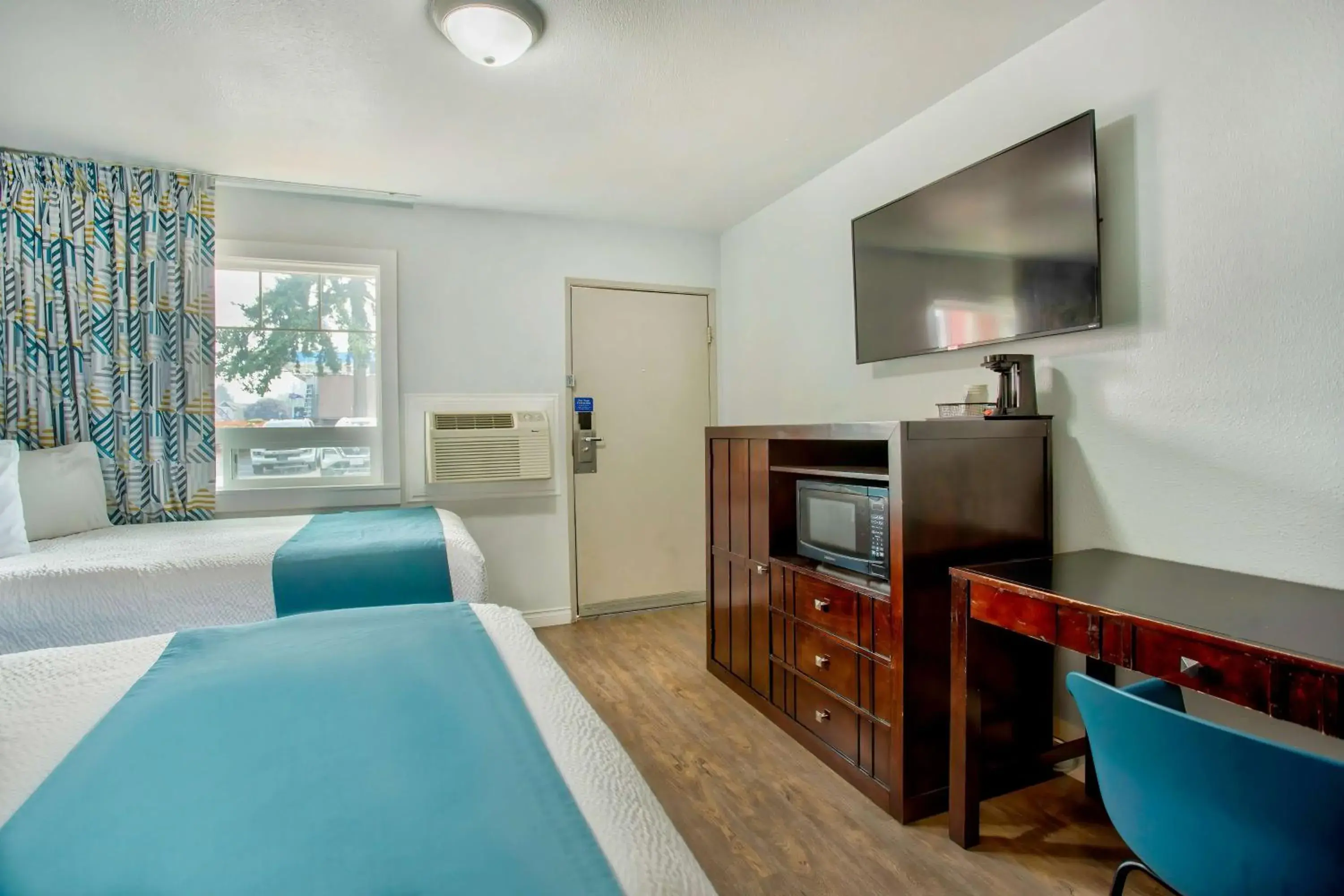 Photo of the whole room, Bed in Studio 6 Suites - Albany, OR Photo of the whole room, Bed in Studio 6 Suites - Albany, OR