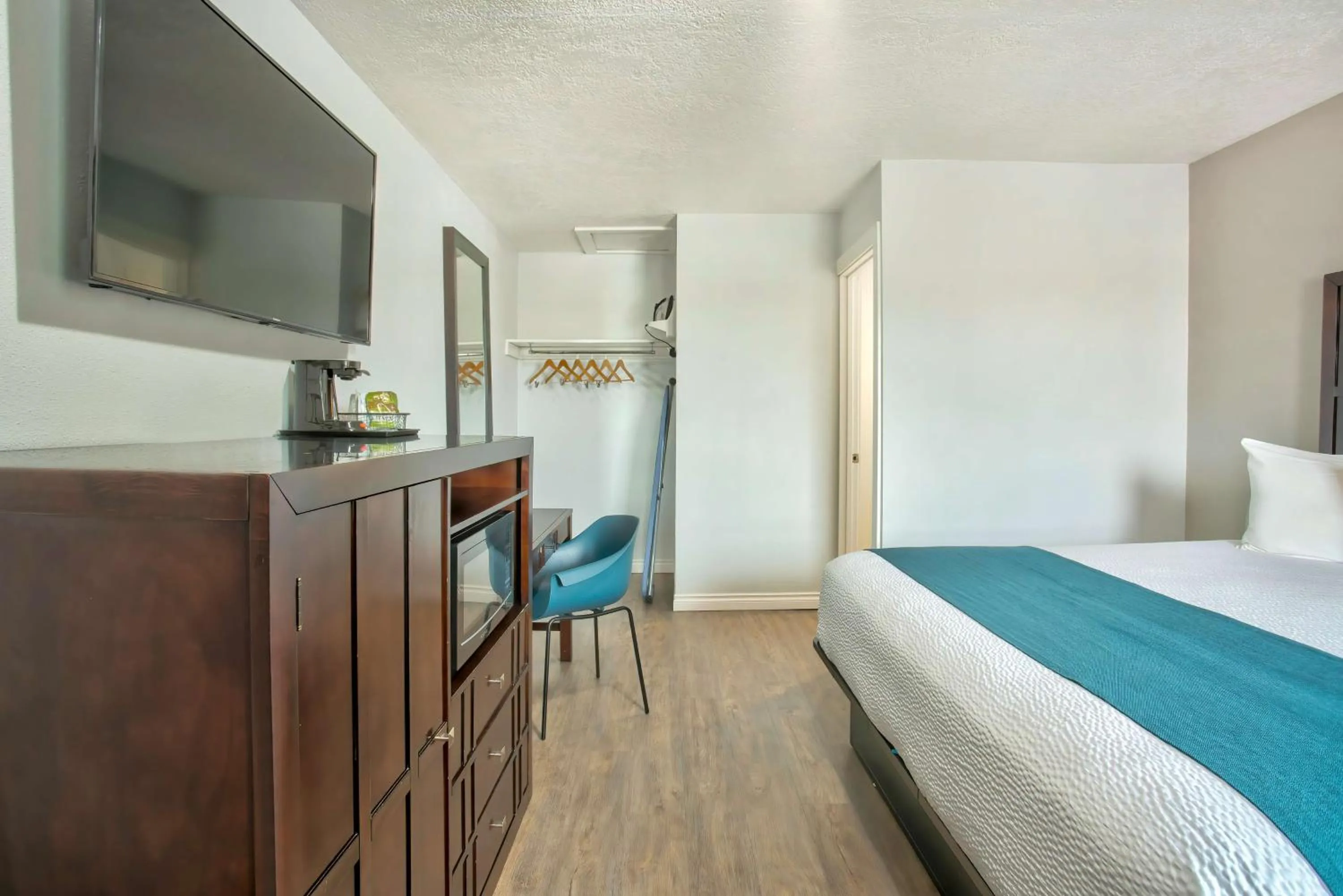 Photo of the whole room, Bed in Studio 6 Suites - Albany, OR