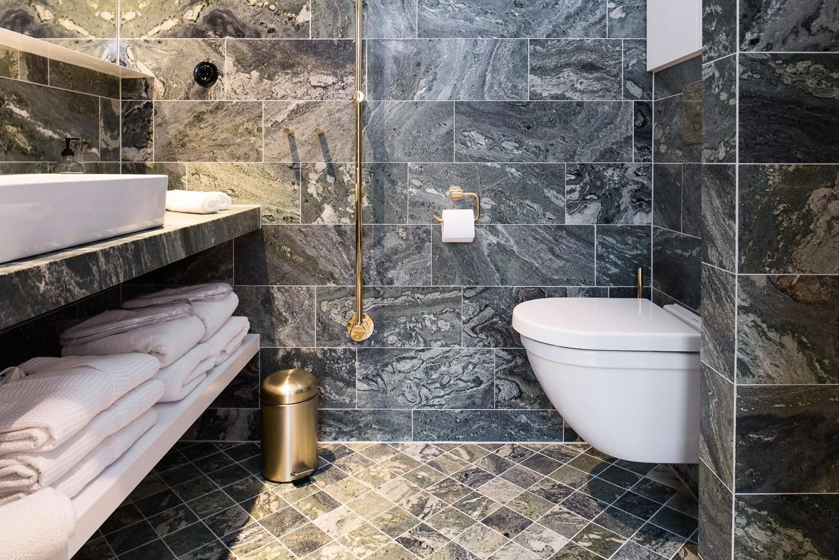 Bathroom in Spinoza Suites