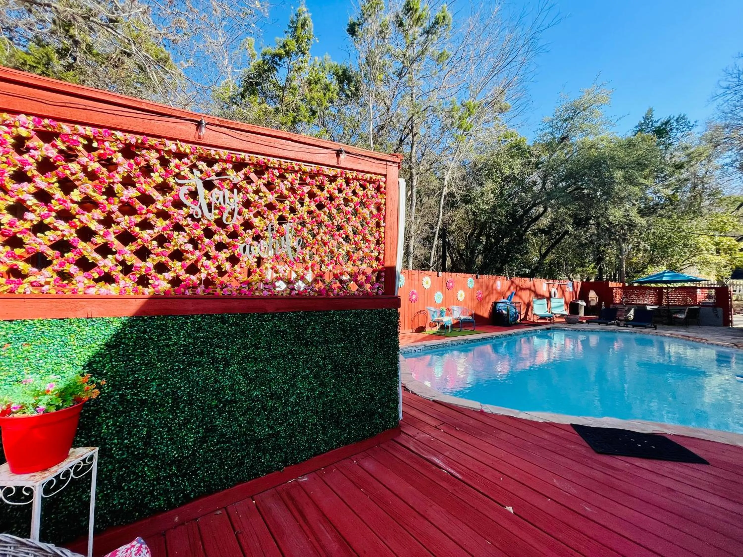 Swimming pool in Lamb's Rest Inn