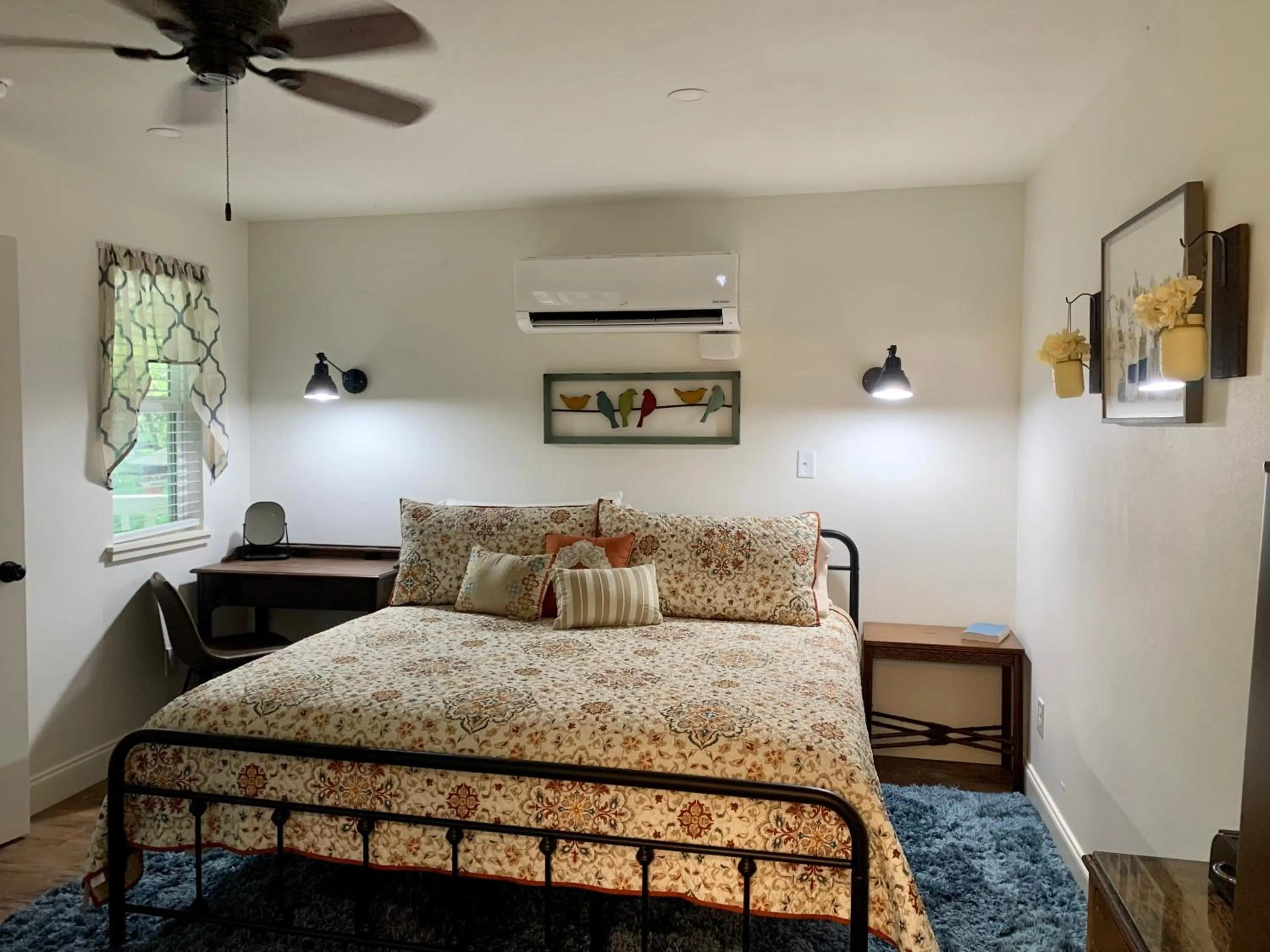 Bed in Lamb's Rest Inn