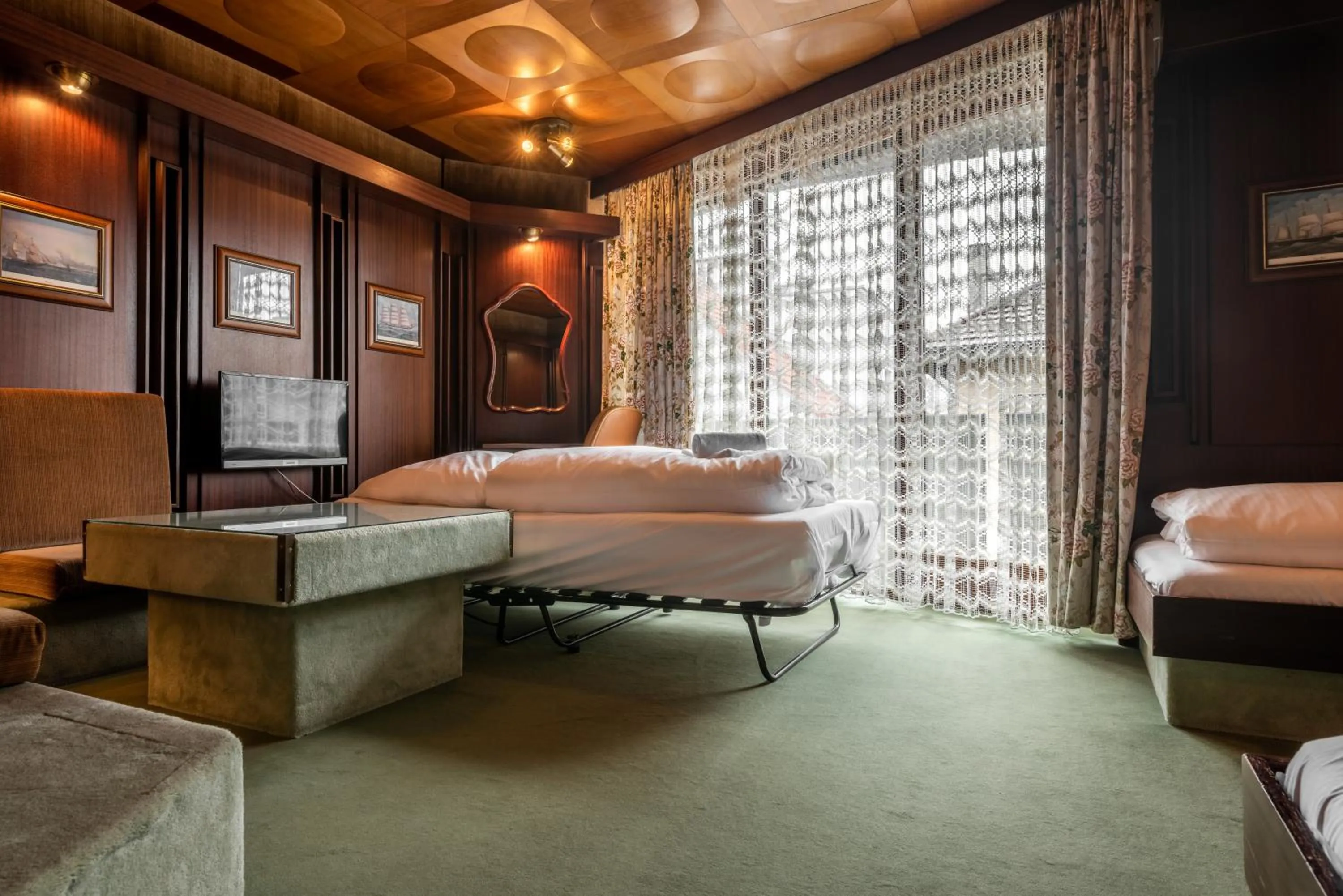 Living room, Bed in Hotel Spahr