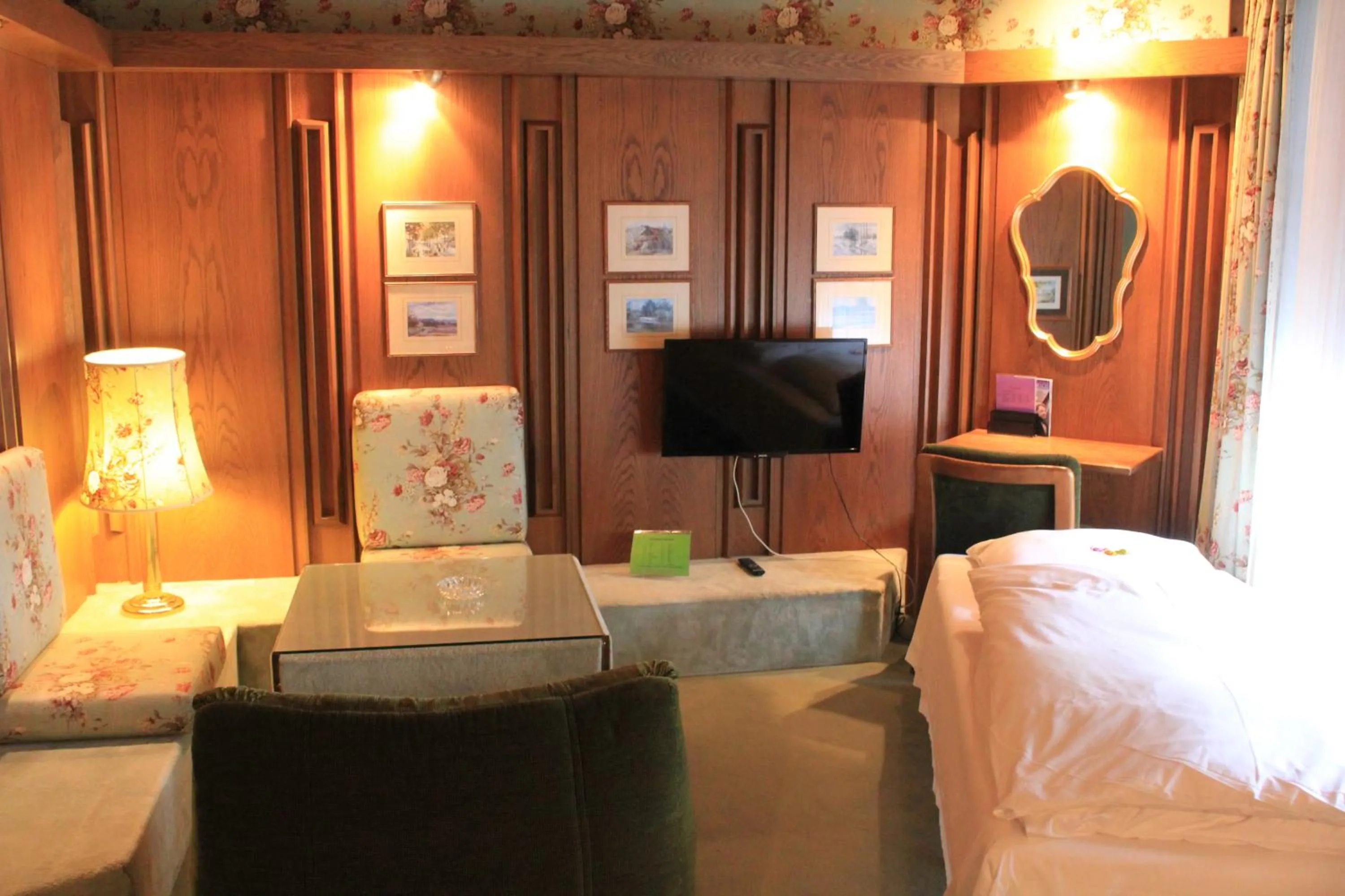 Seating area, Bed in Hotel Spahr