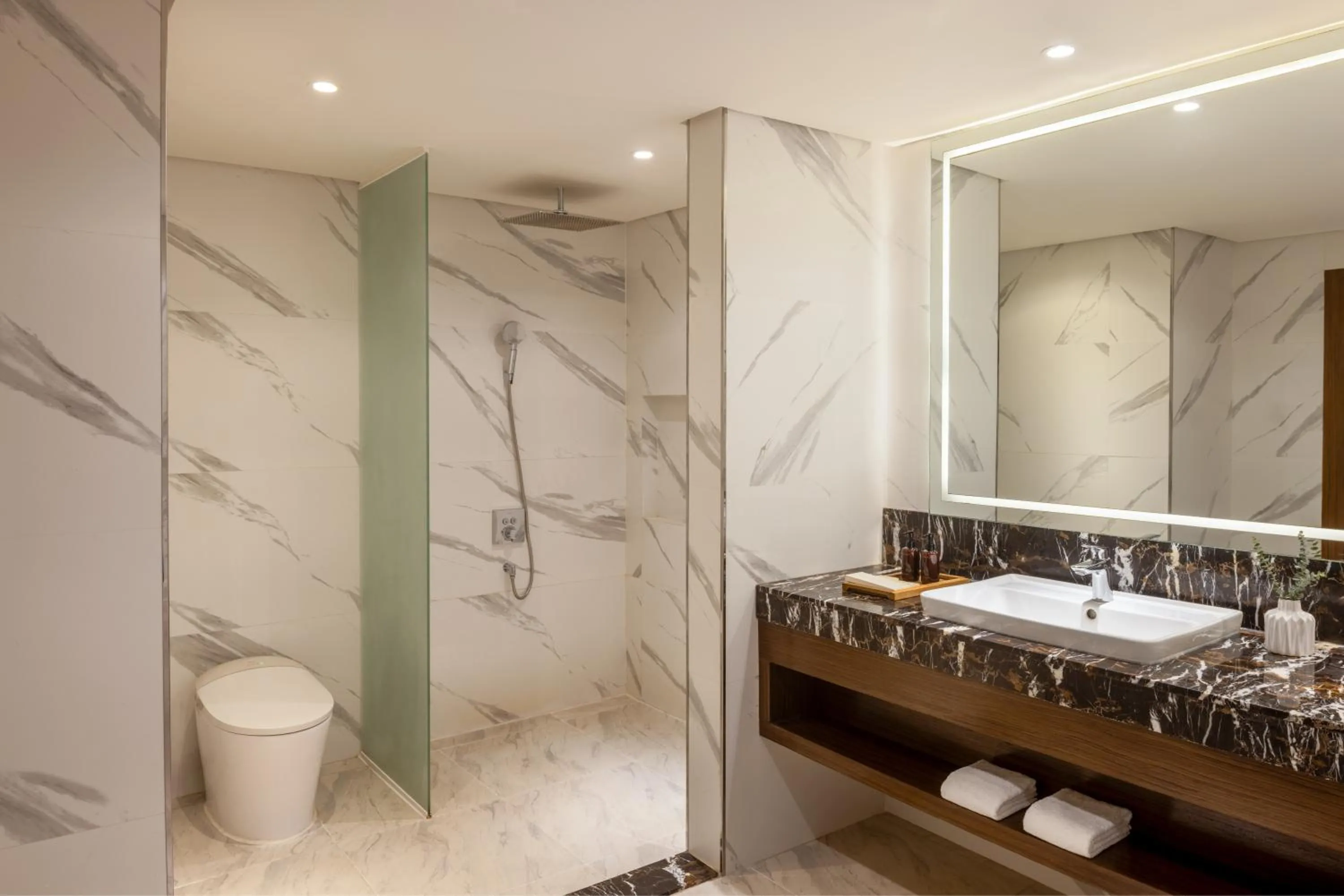 Toilet in Dusit Thani Mactan Cebu Resort