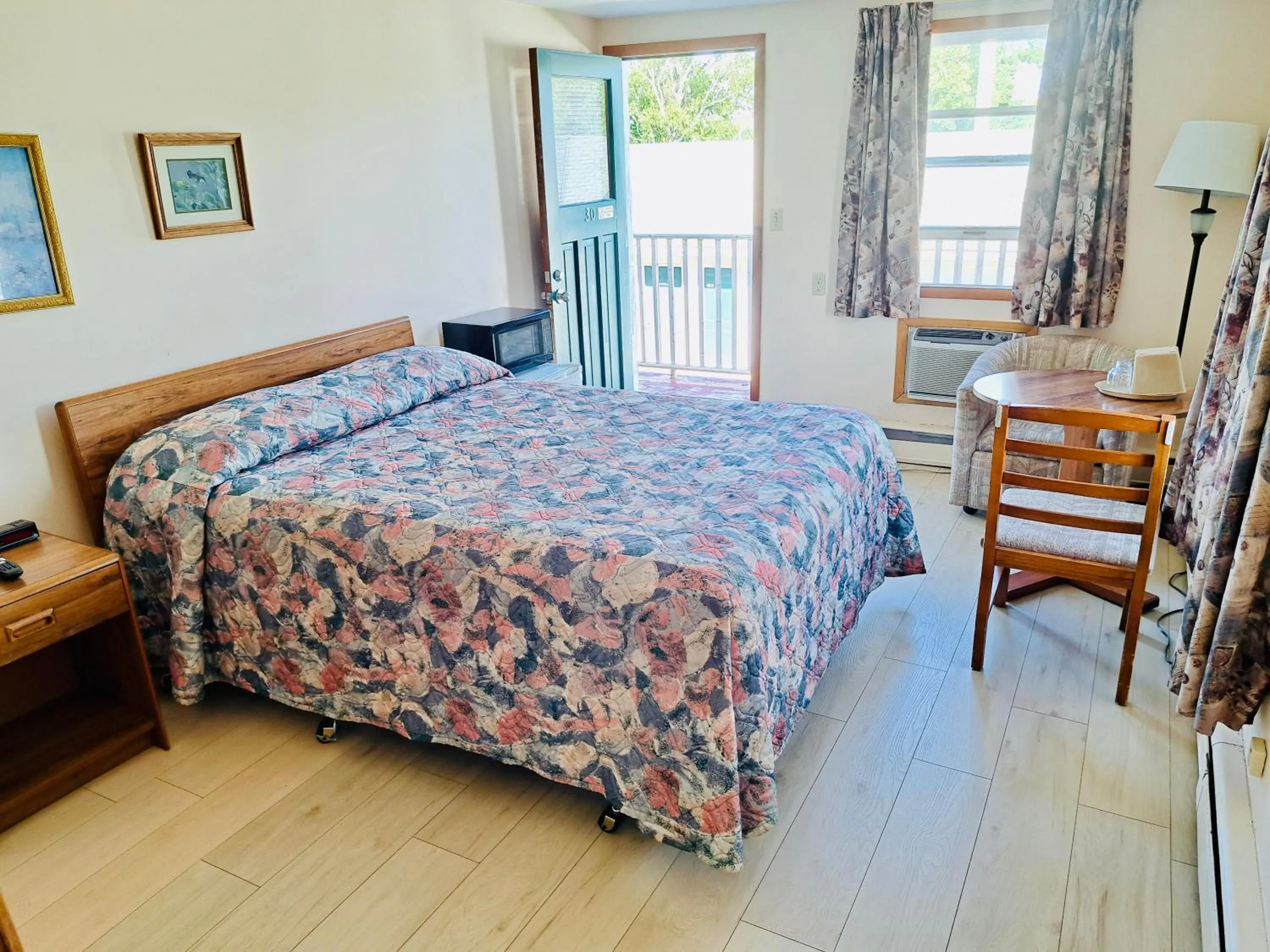 Bed in Anne Shirley Motel & Cottages