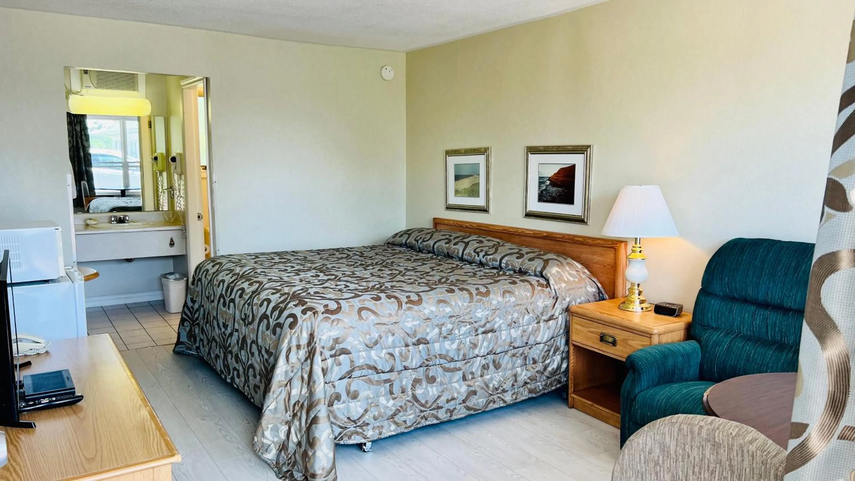 Bed in Anne Shirley Motel & Cottages