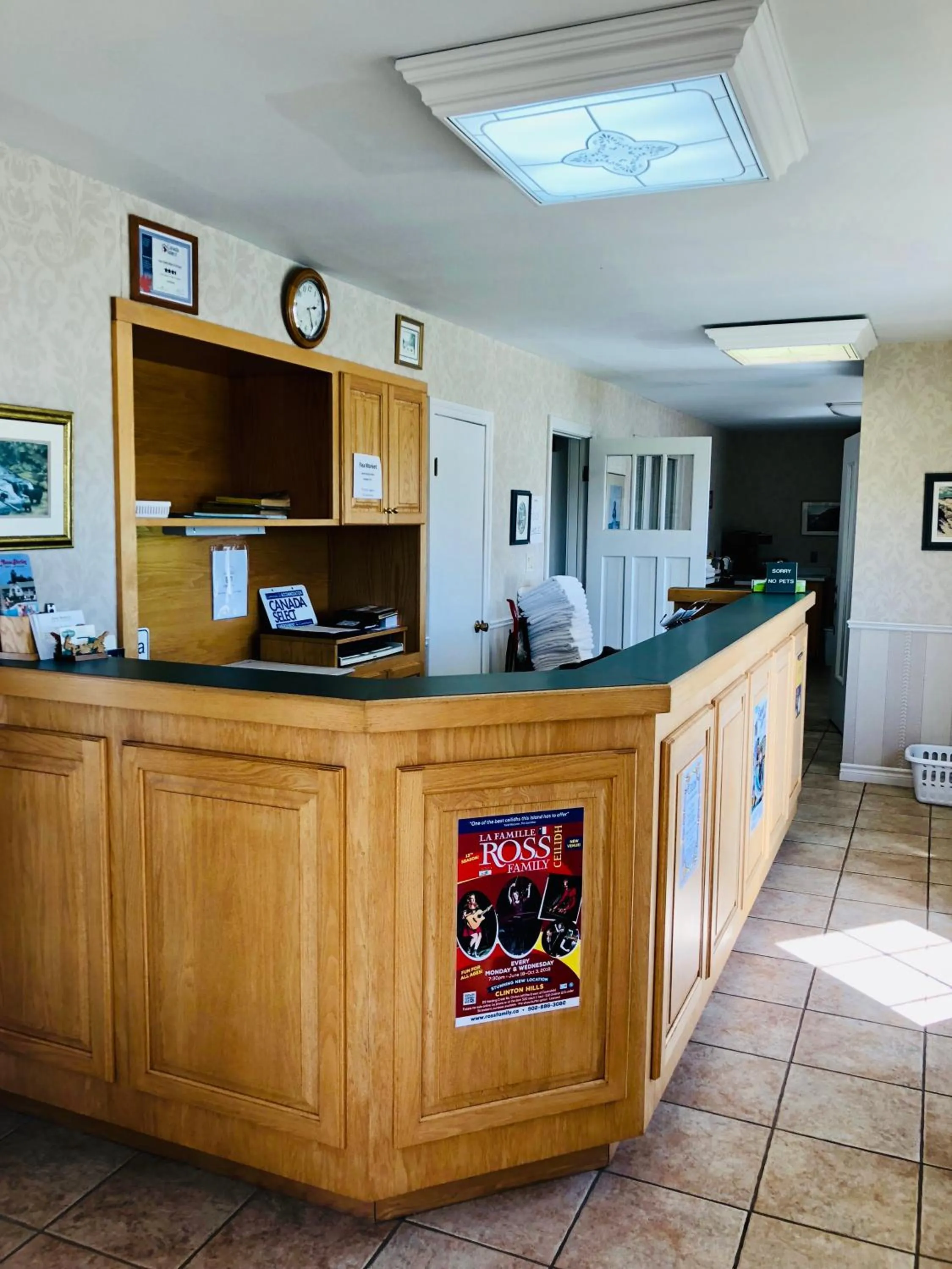 Lobby or reception in Anne Shirley Motel & Cottages