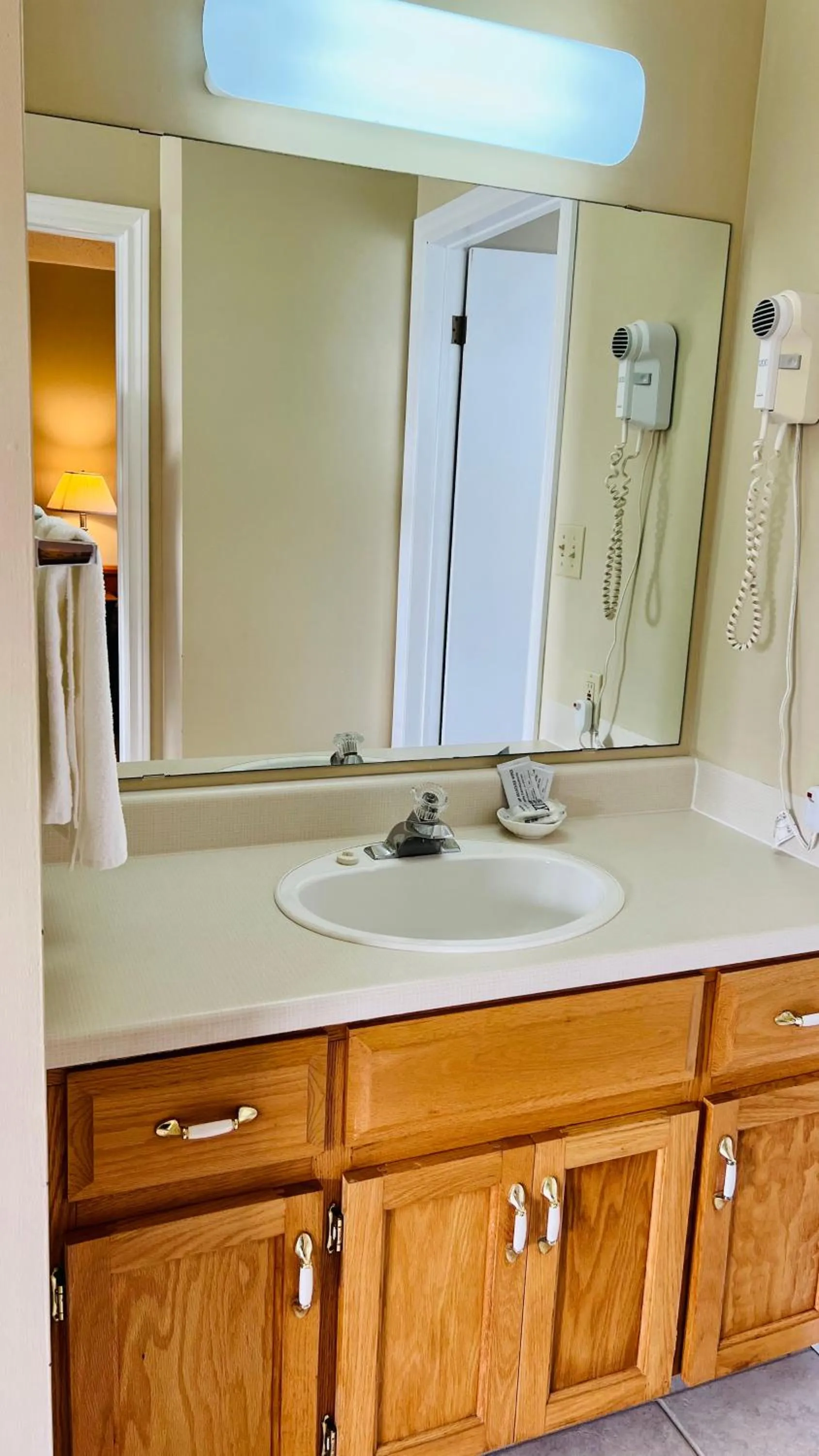 Bathroom in Anne Shirley Motel & Cottages