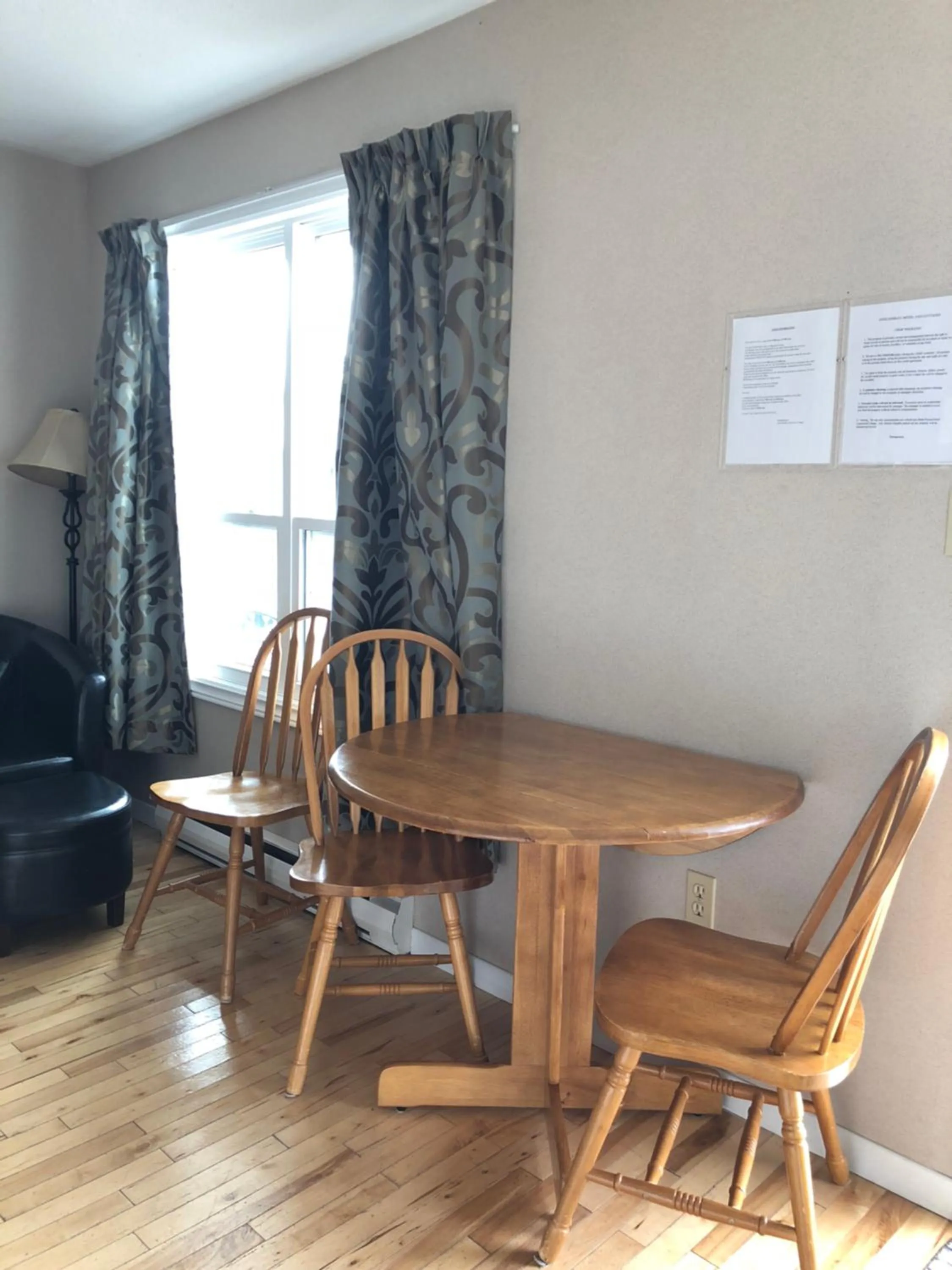 Living room in Anne Shirley Motel & Cottages