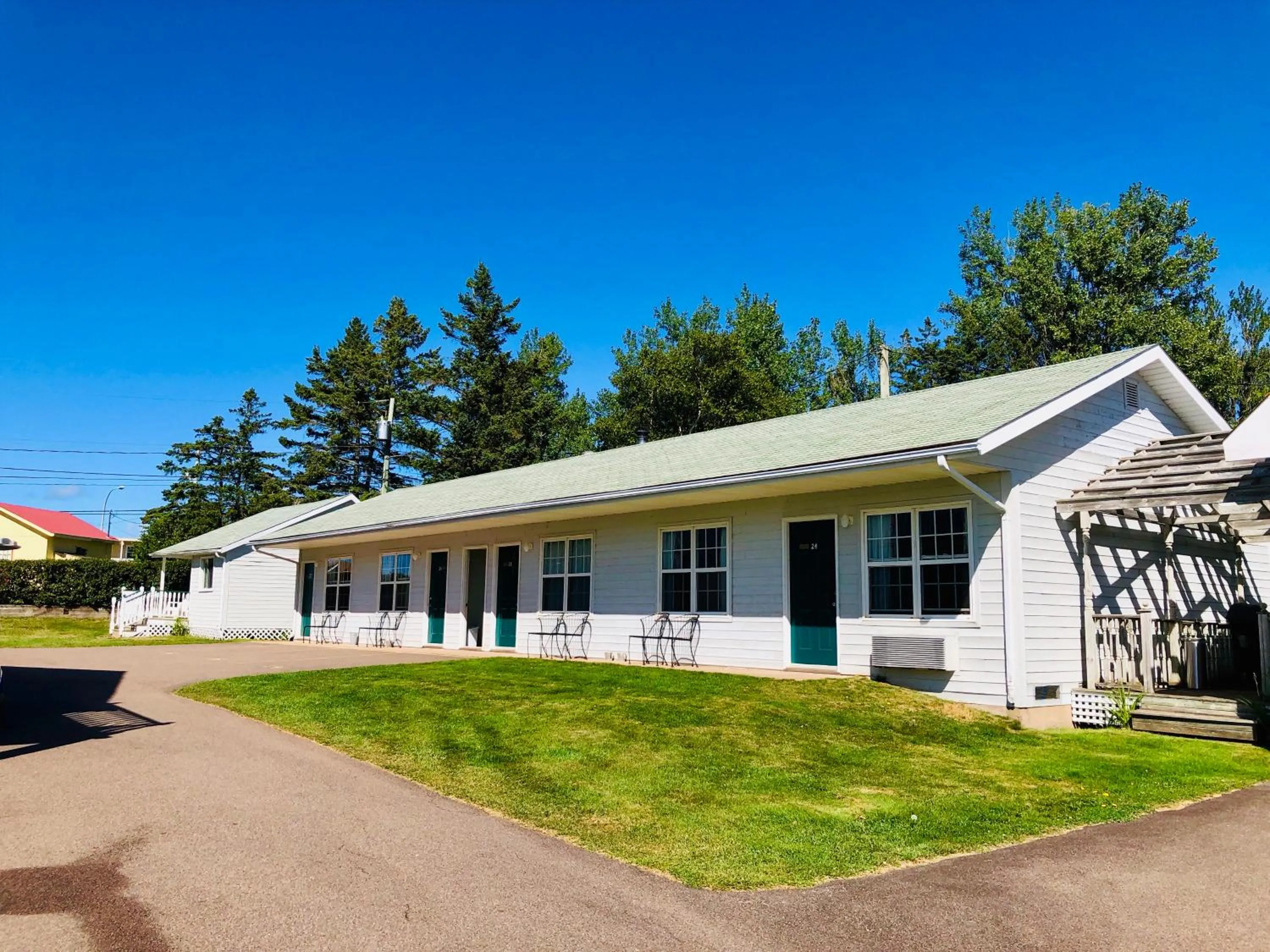 Property building in Anne Shirley Motel & Cottages