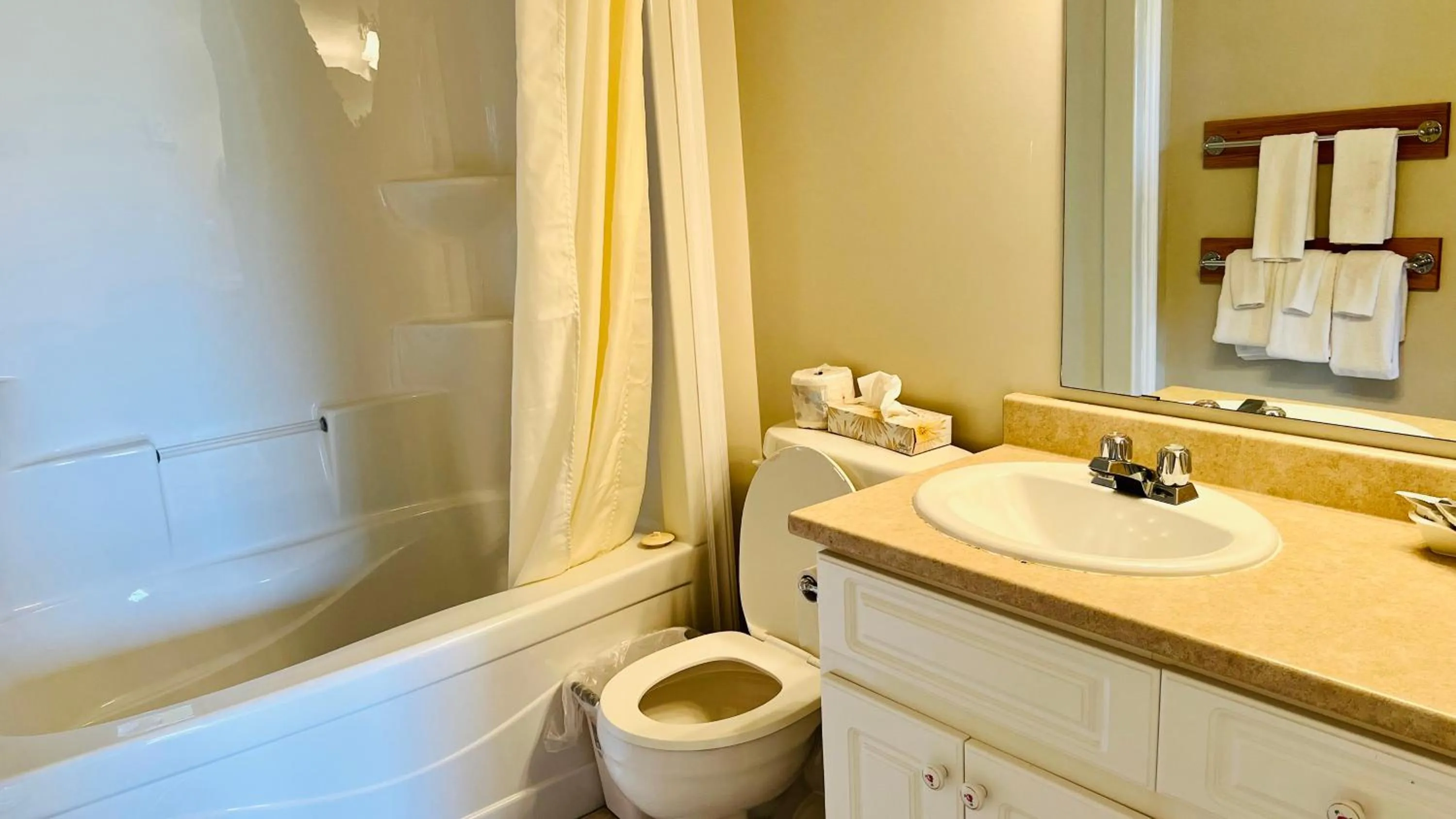 Bathroom in Anne Shirley Motel & Cottages
