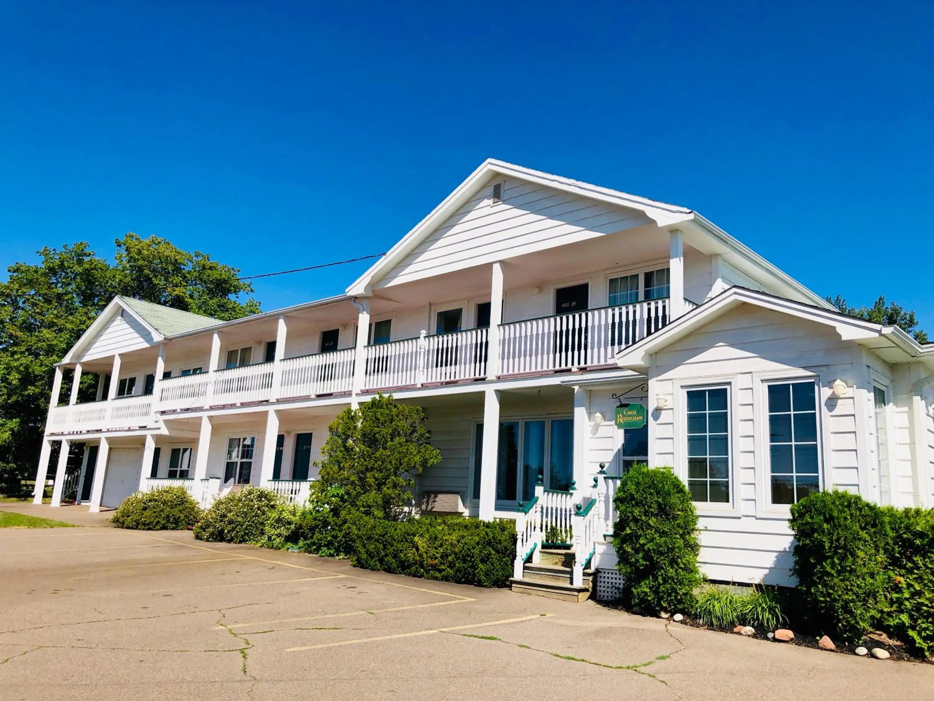 Property building in Anne Shirley Motel & Cottages