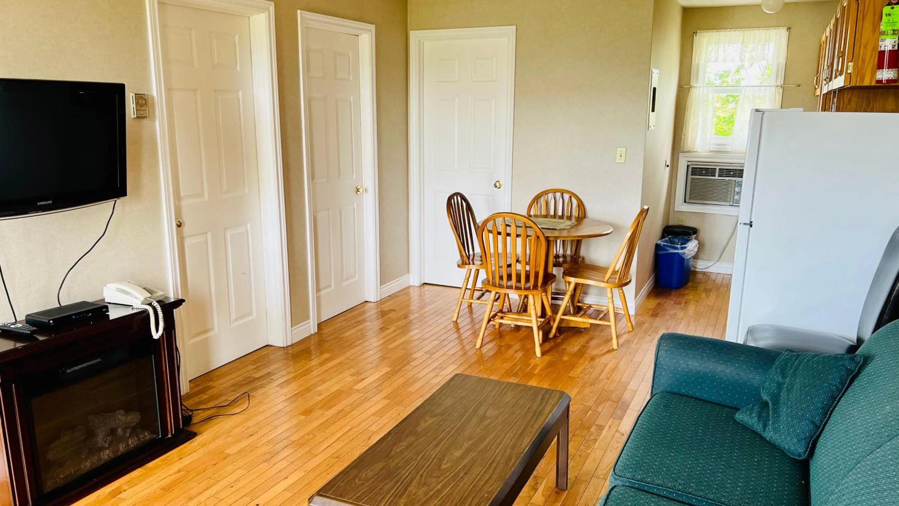 TV and multimedia in Anne Shirley Motel & Cottages