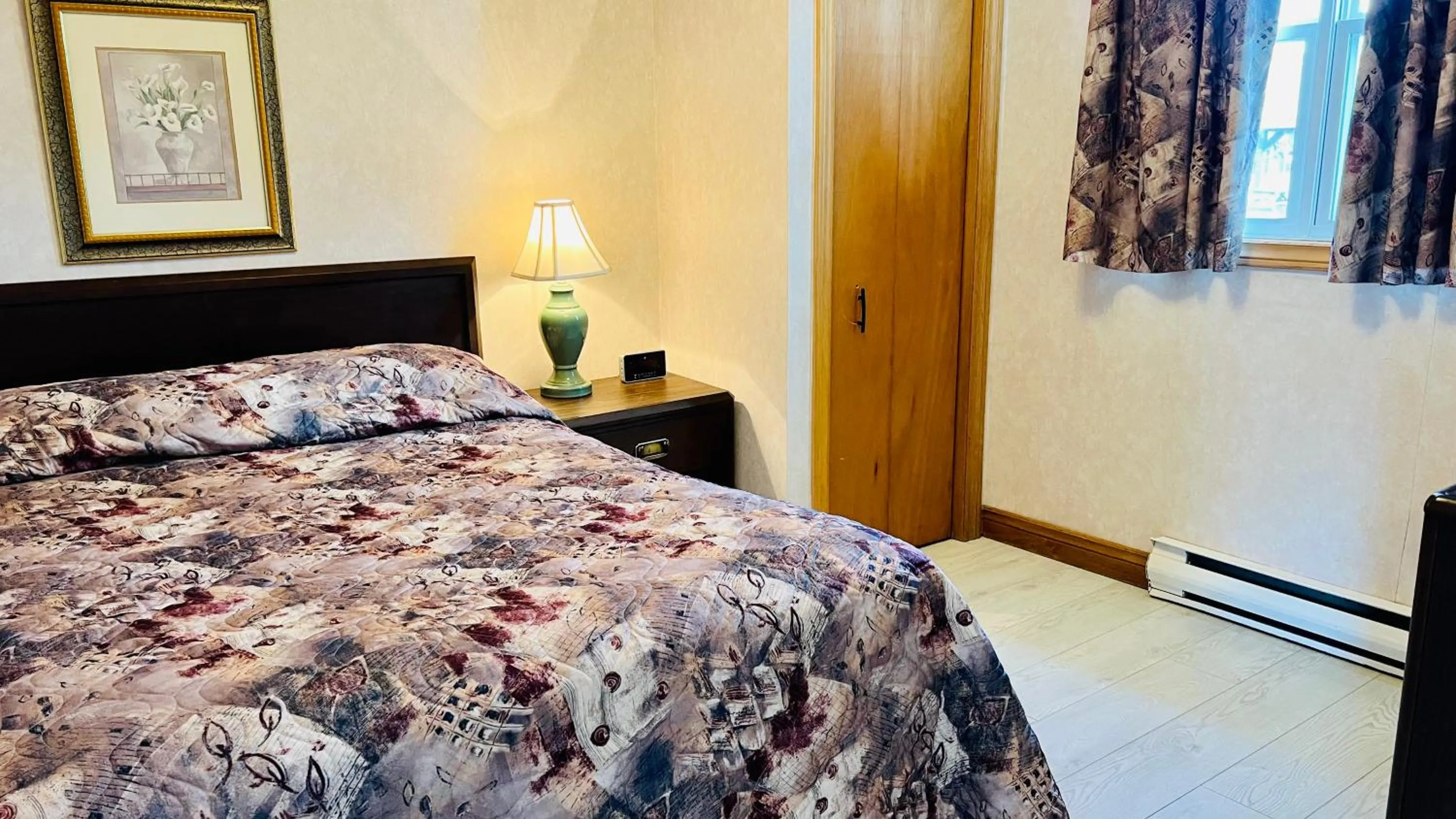 Bedroom, Bed in Anne Shirley Motel & Cottages