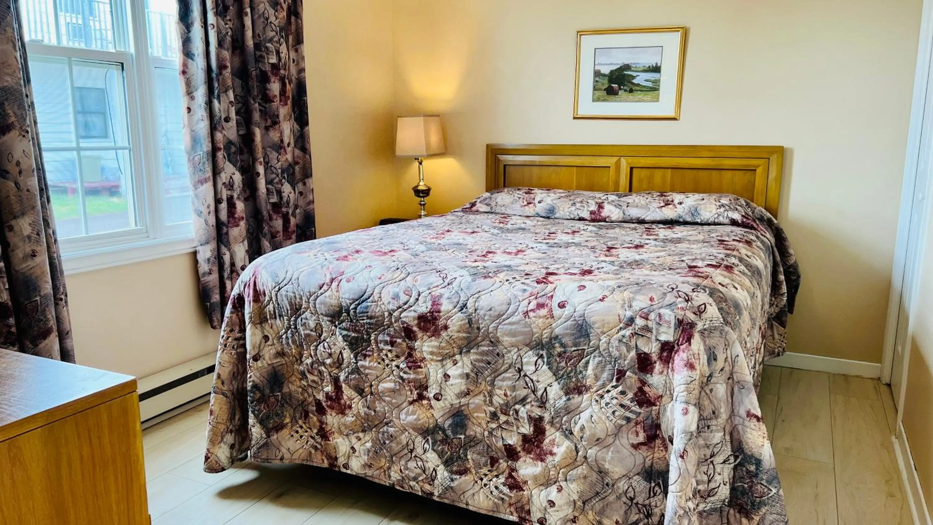 Bed in Anne Shirley Motel & Cottages