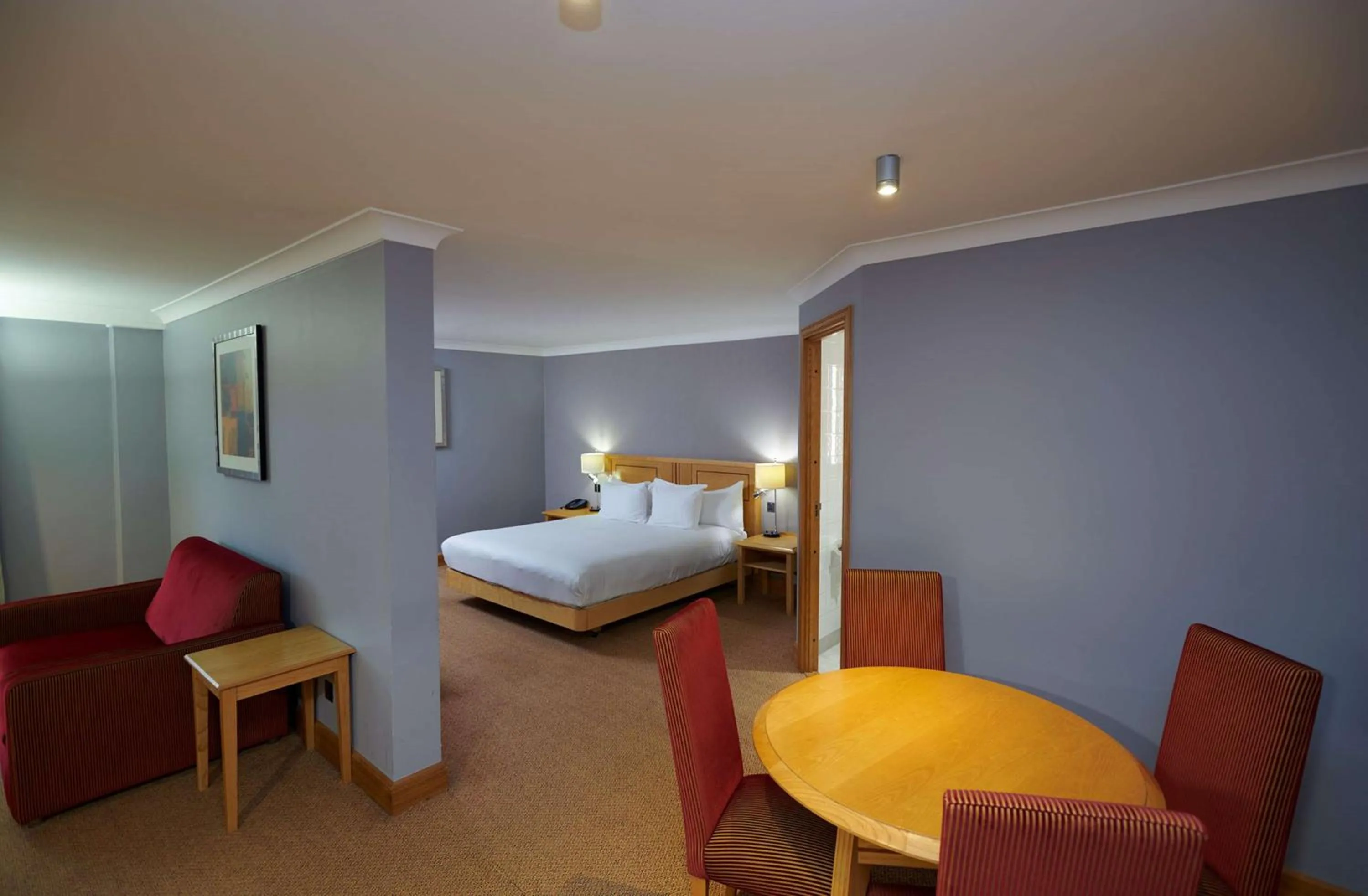 Bed in DoubleTree by Hilton Swindon Hotel