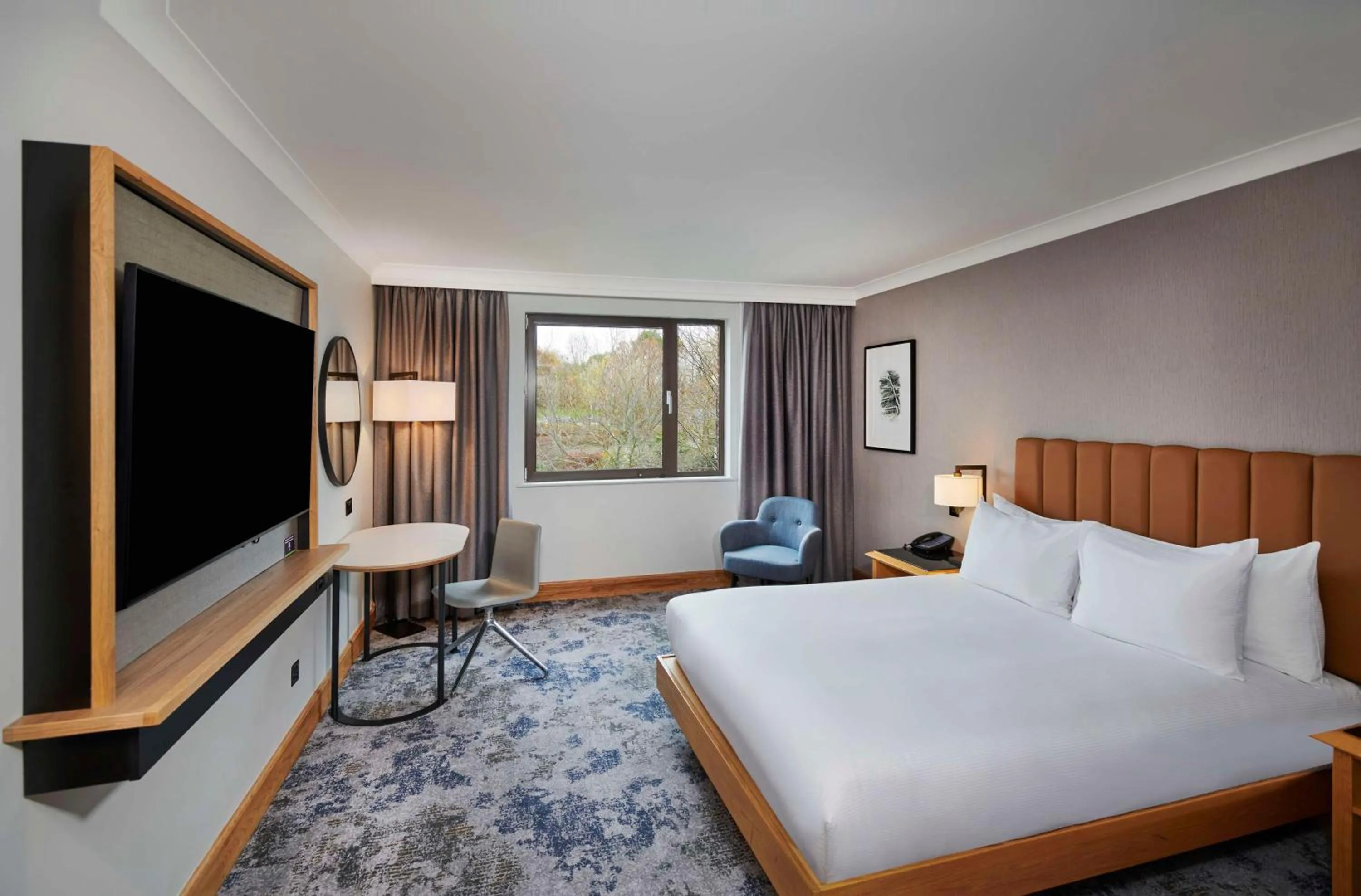 Bed in DoubleTree by Hilton Swindon Hotel