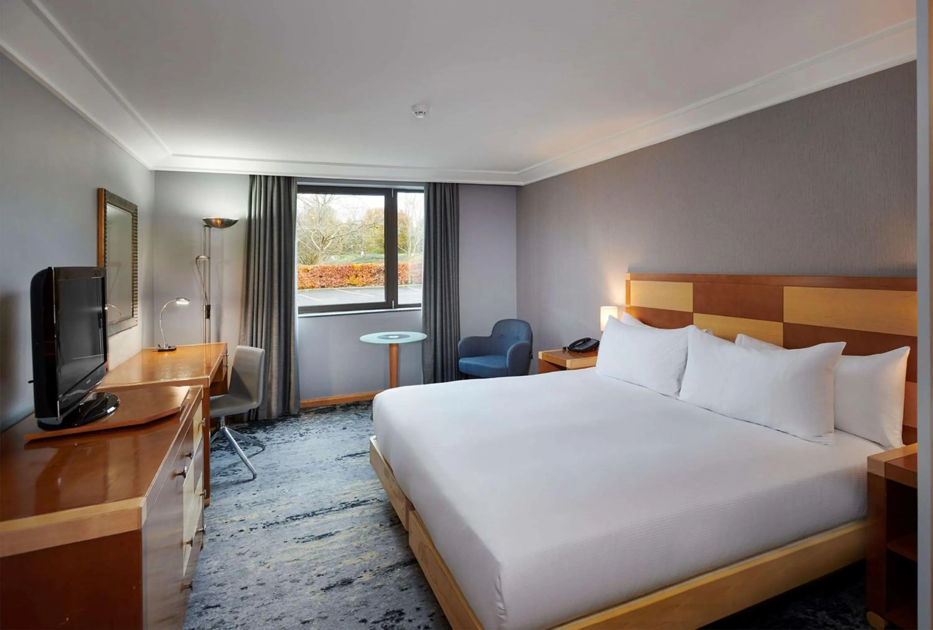 Bed in DoubleTree by Hilton Swindon Hotel