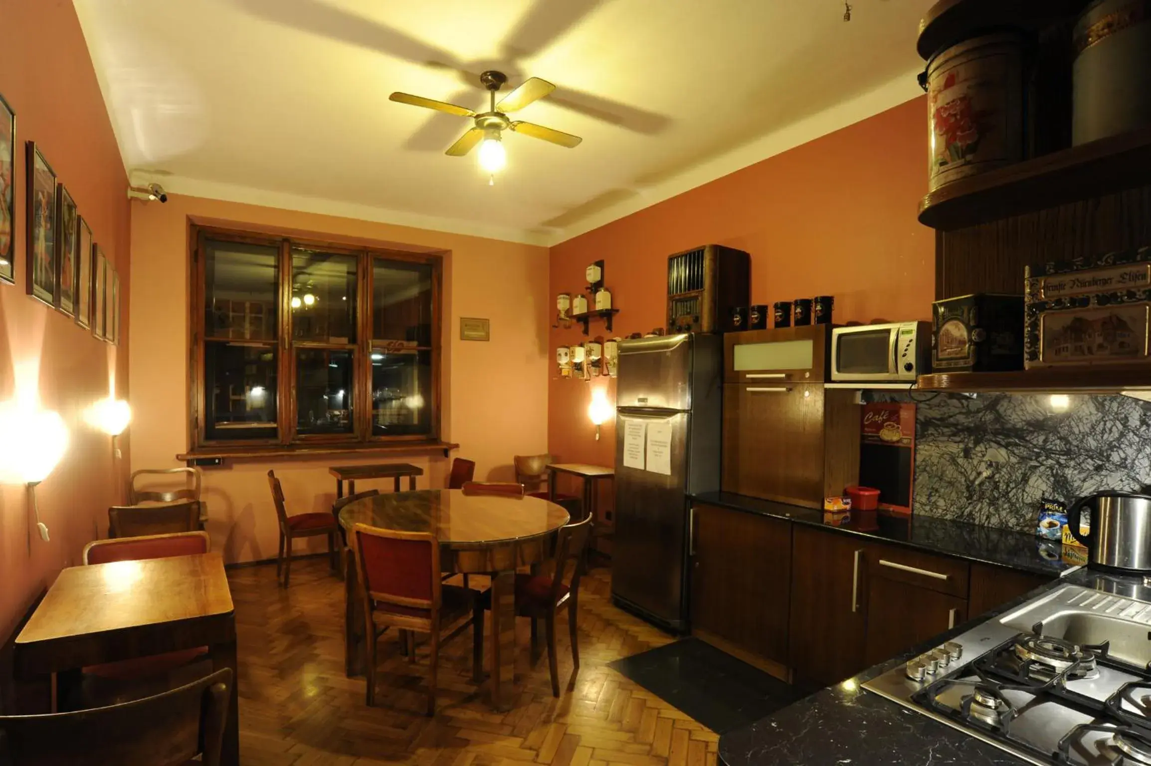 Kitchen or kitchenette, Lounge/Bar in Hostel Deco