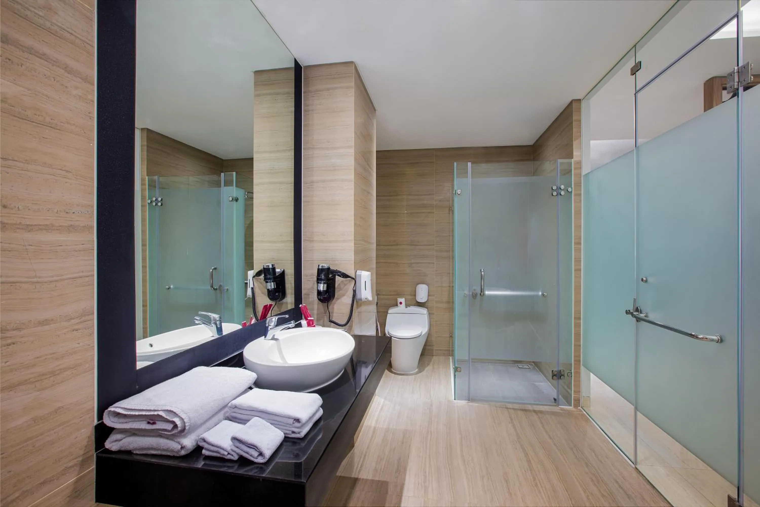 Bathroom, Bed in favehotel Sidoarjo