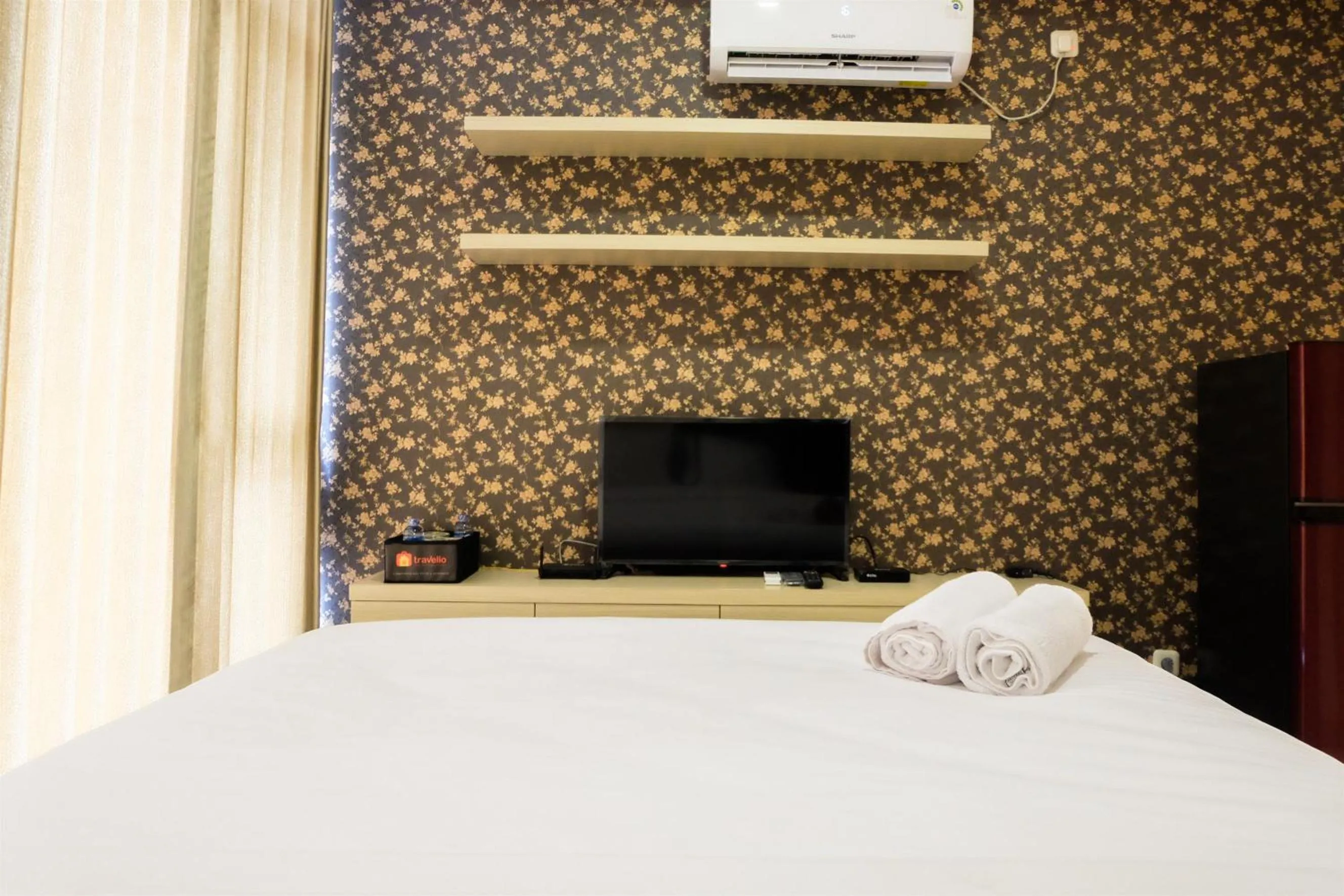 Bed in Prime Location Studio Apartment at Elpis Residence near Ancol By Travelio