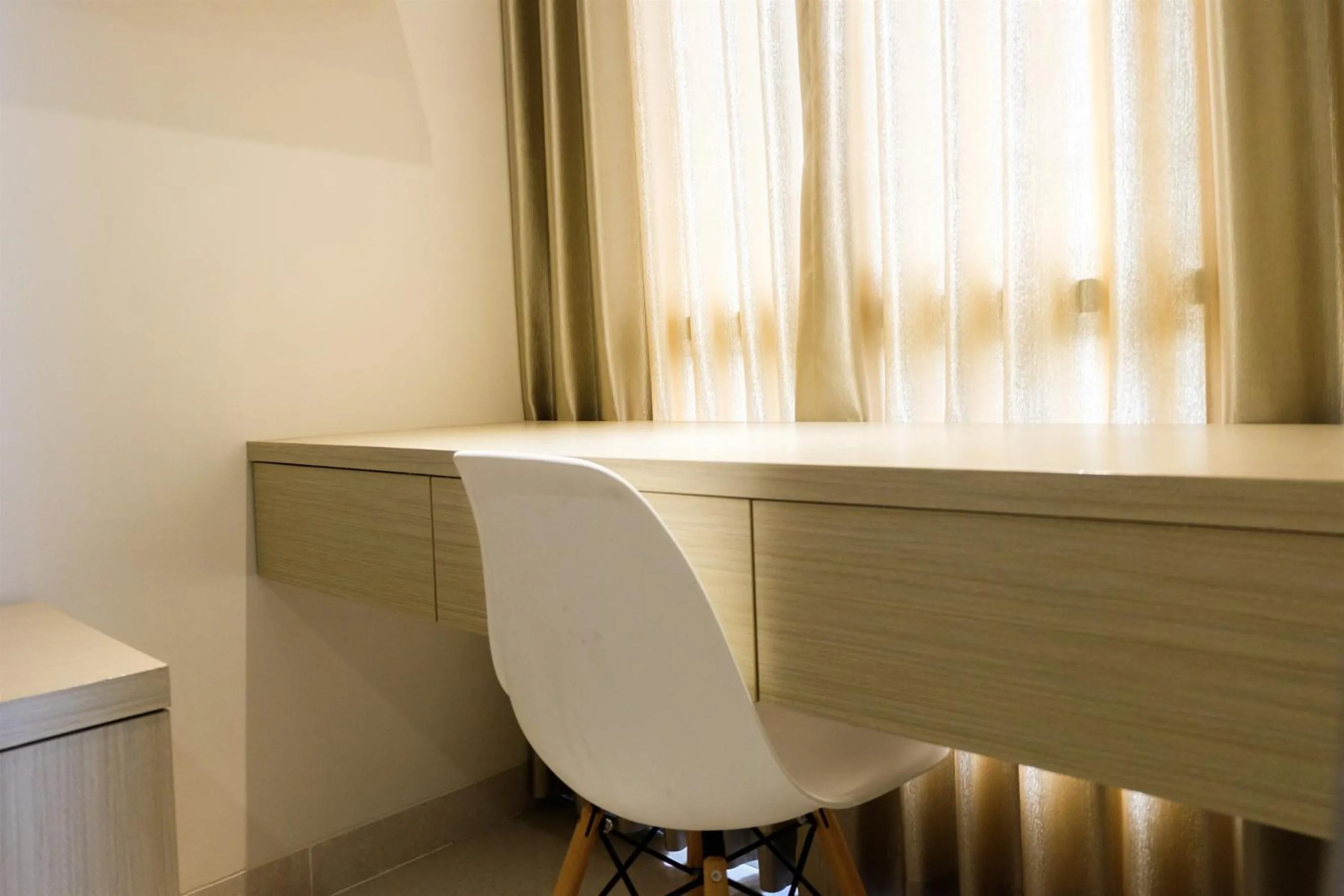 Seating area in Prime Location Studio Apartment at Elpis Residence near Ancol By Travelio