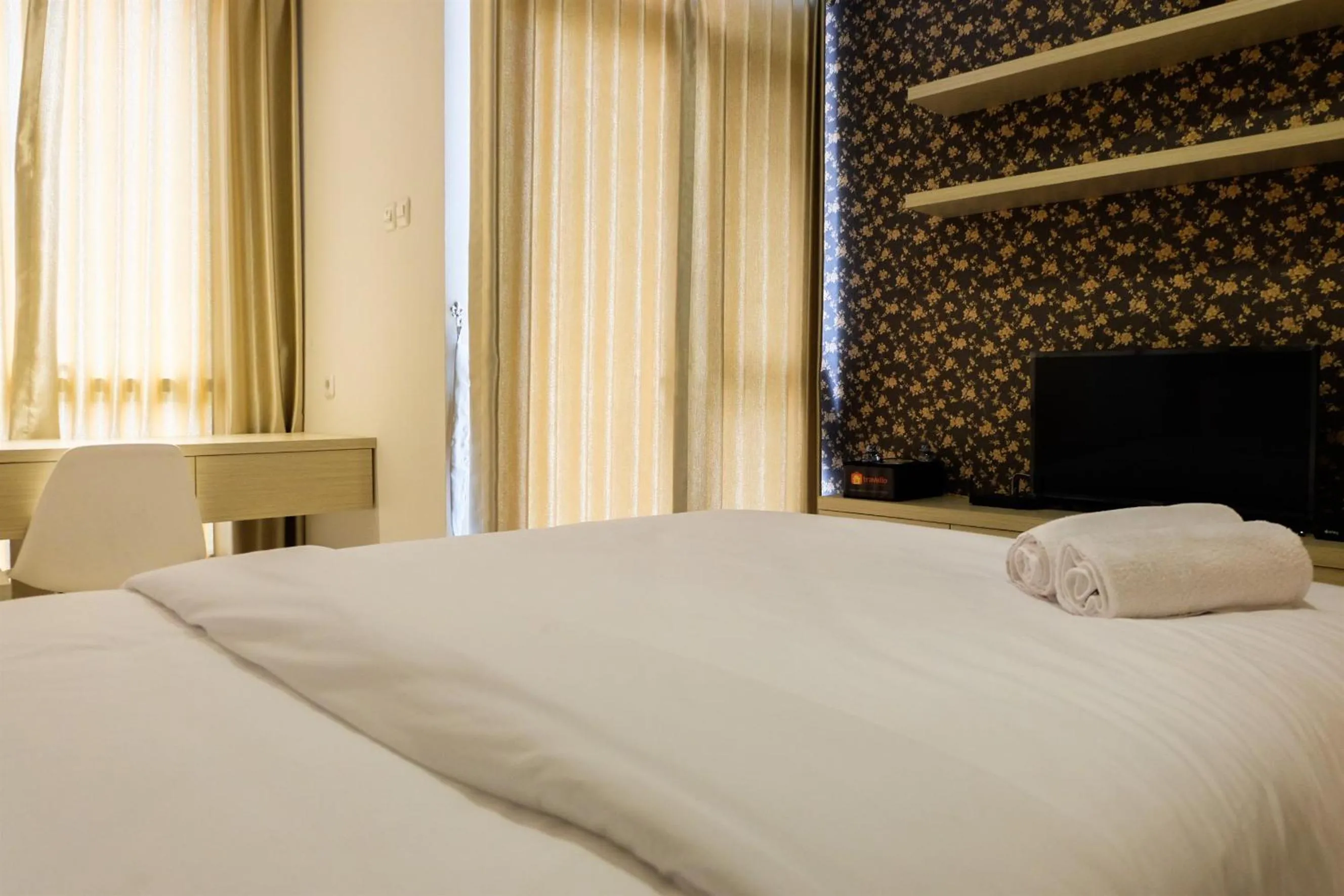 Bed in Prime Location Studio Apartment at Elpis Residence near Ancol By Travelio