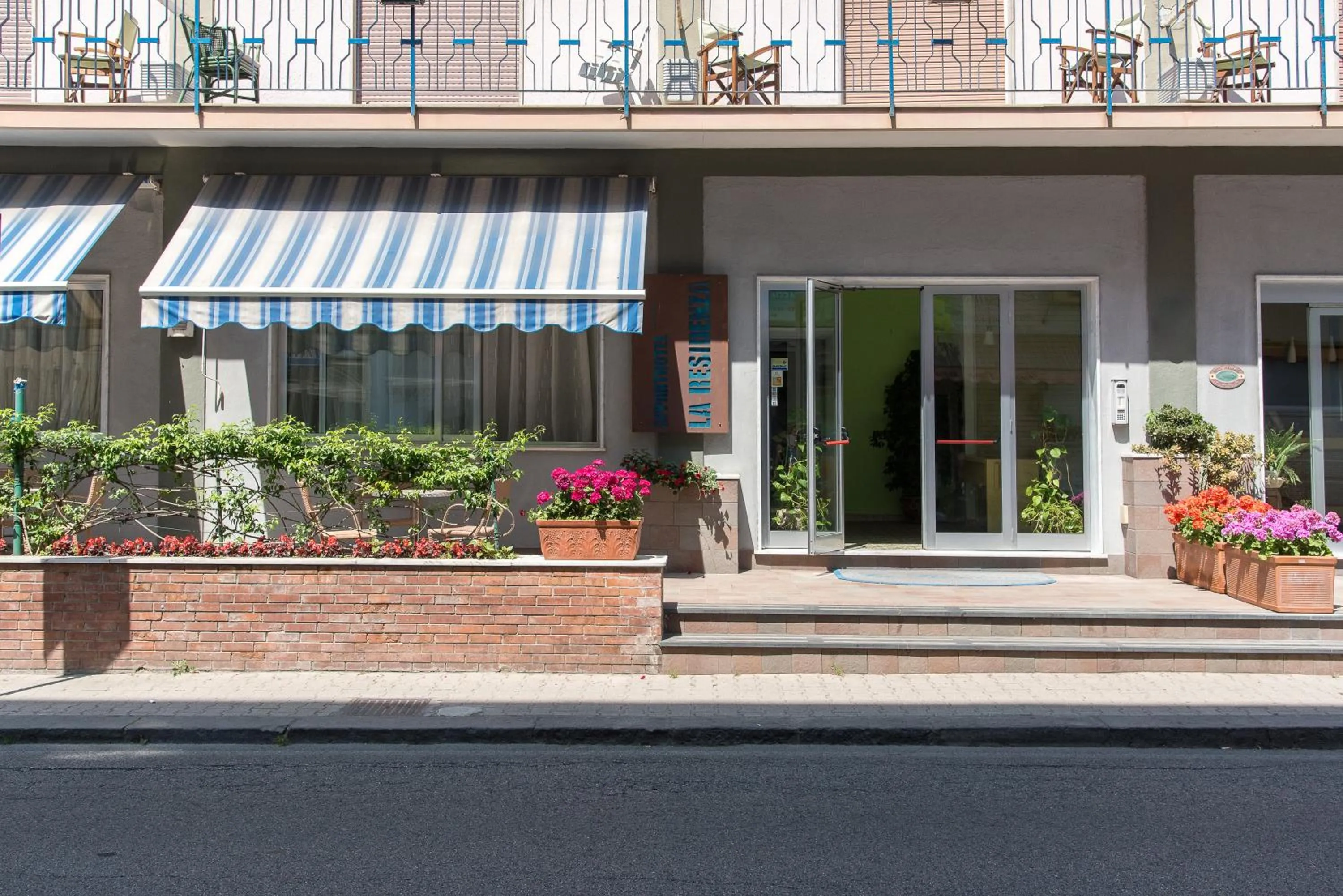 Facade/entrance in La Residenza Aparthotel