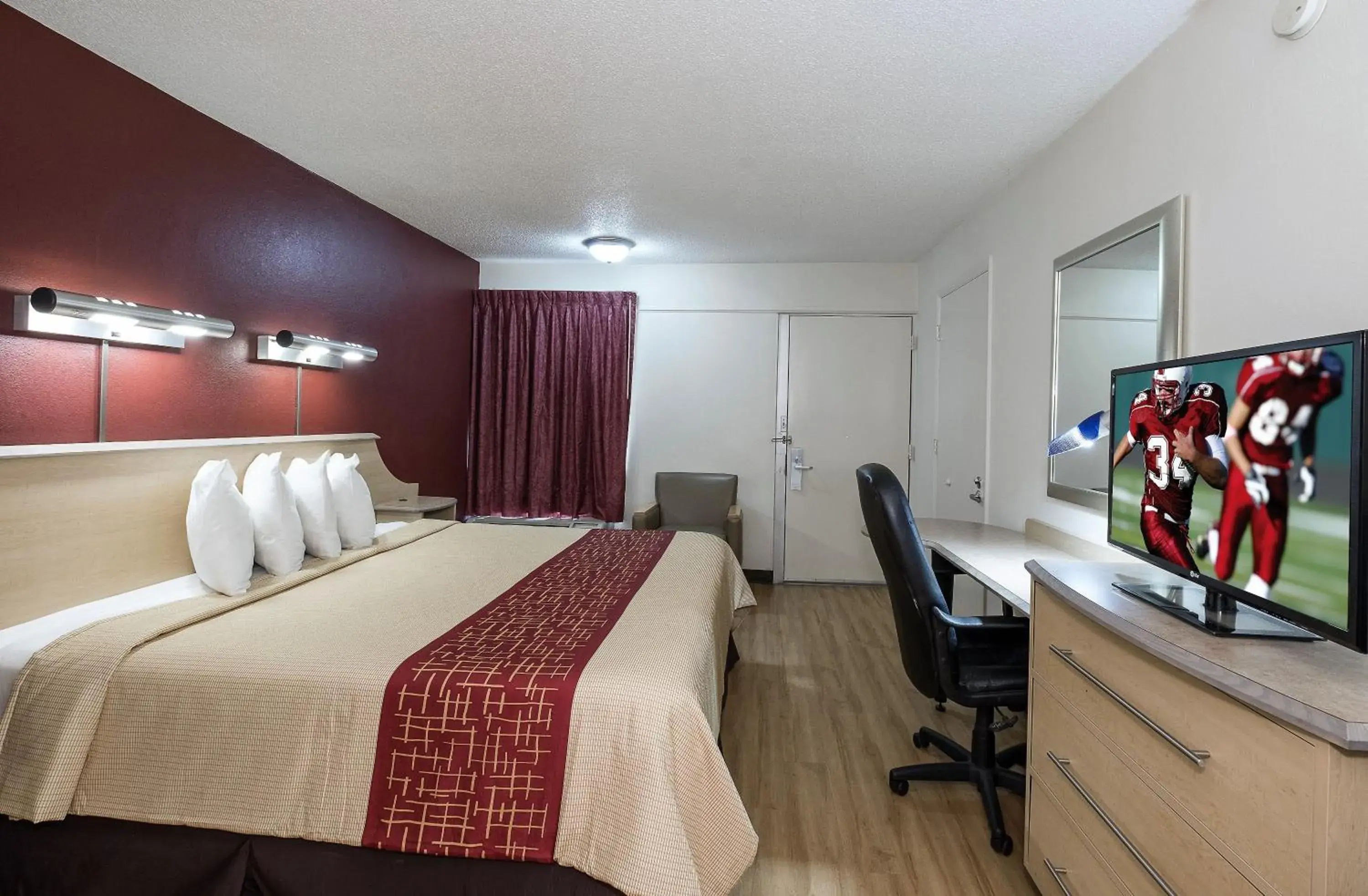 Superior King Room Disability Access/Roll-in Shower Non-Smoking in Red Roof Inn Hagerstown - Williamsport, MD Superior King Room Disability Access/Roll-in Shower Non-Smoking in Red Roof Inn Hagerstown - Williamsport, MD