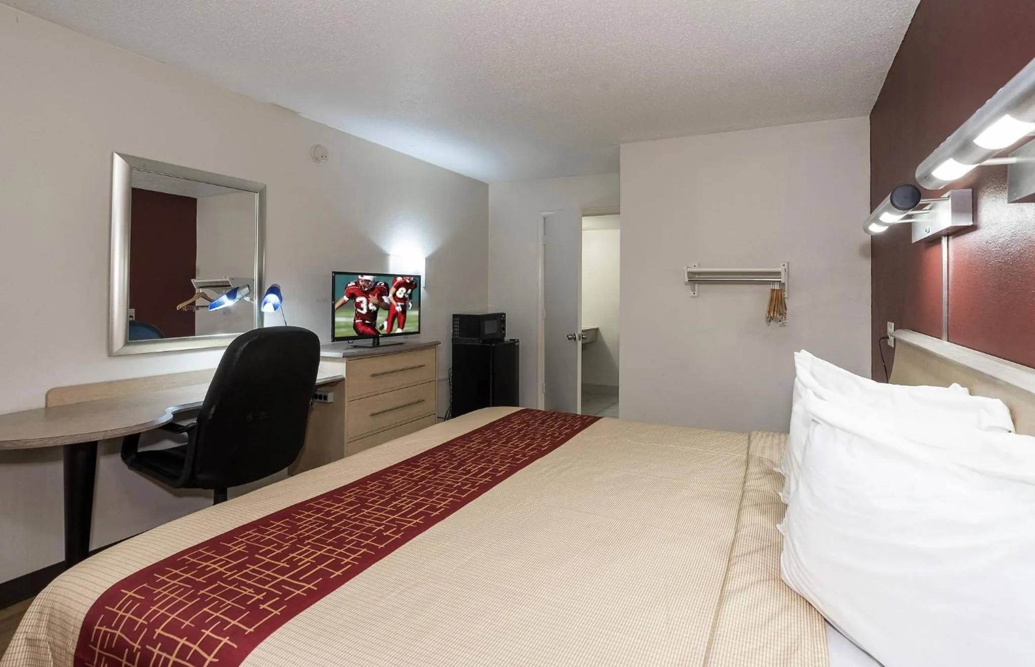 Bedroom, Bed in Red Roof Inn Hagerstown - Williamsport, MD