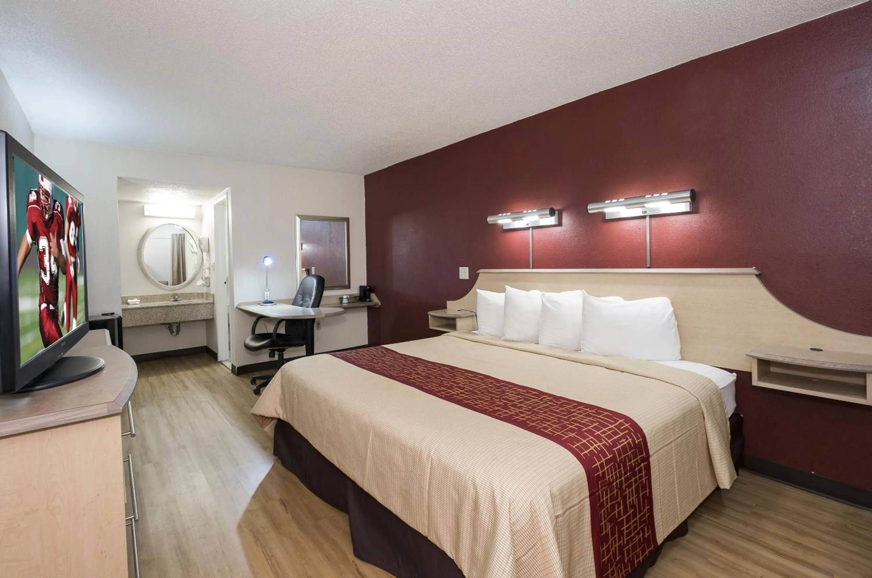 Bedroom, Bed in Red Roof Inn Hagerstown - Williamsport, MD