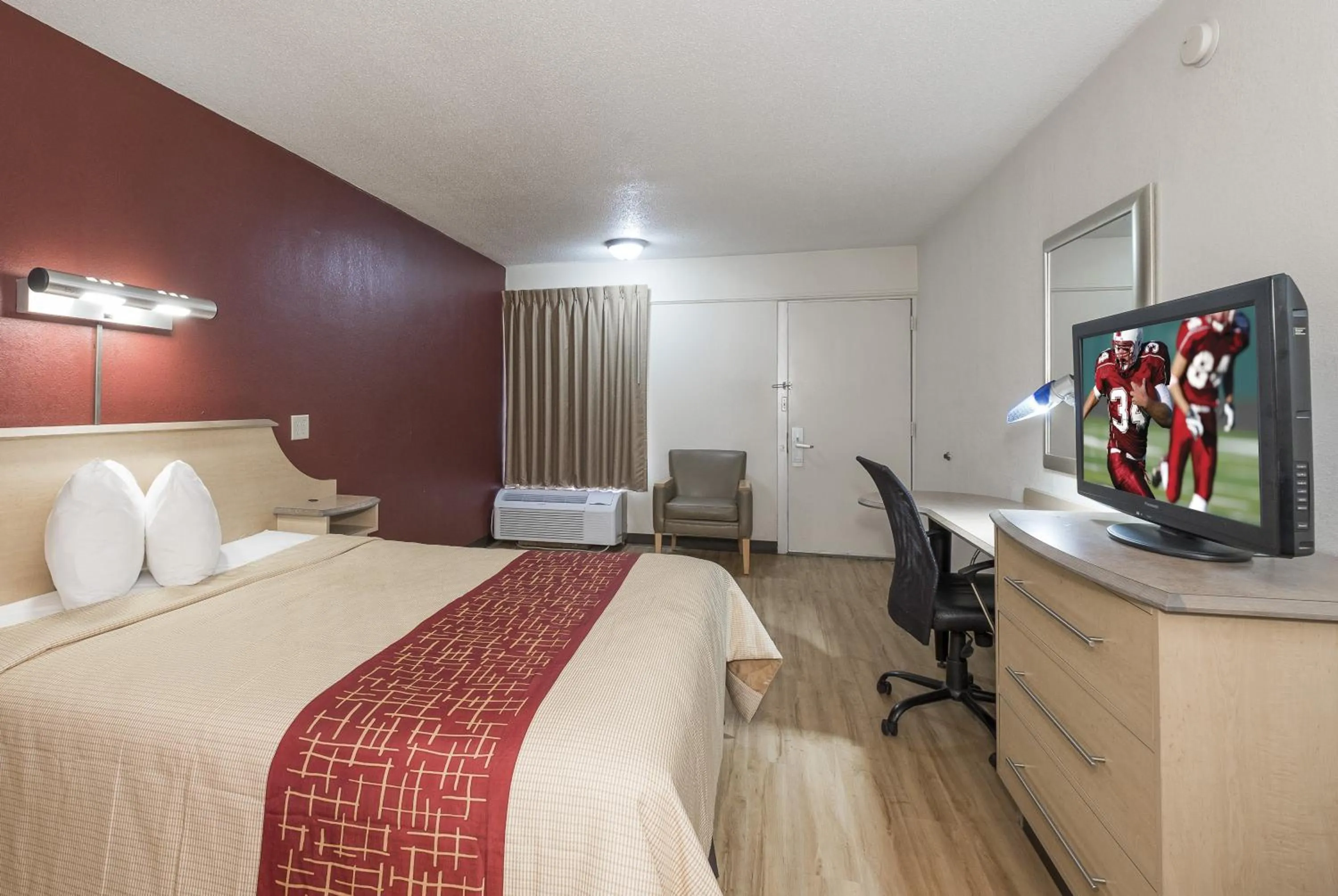 Bedroom, Bed in Red Roof Inn Hagerstown - Williamsport, MD