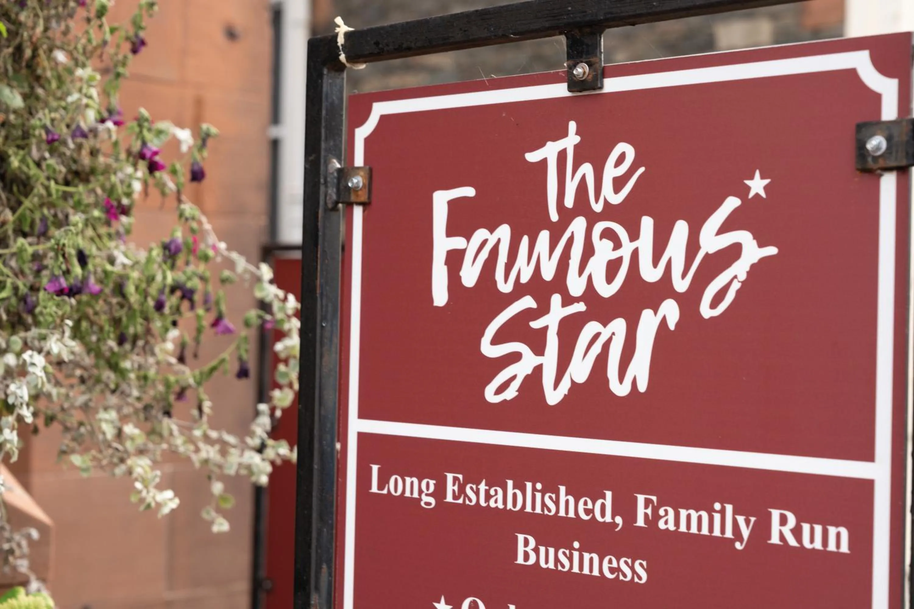 Logo/Certificate/Sign in The Famous Star Hotel Moffat