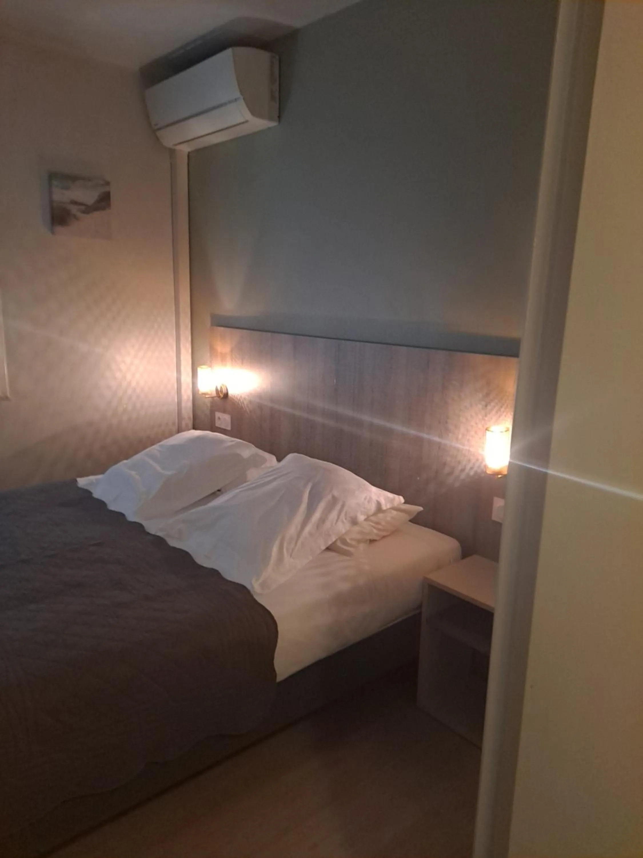 Photo of the whole room, Bed in Hôtel Du Viaduc