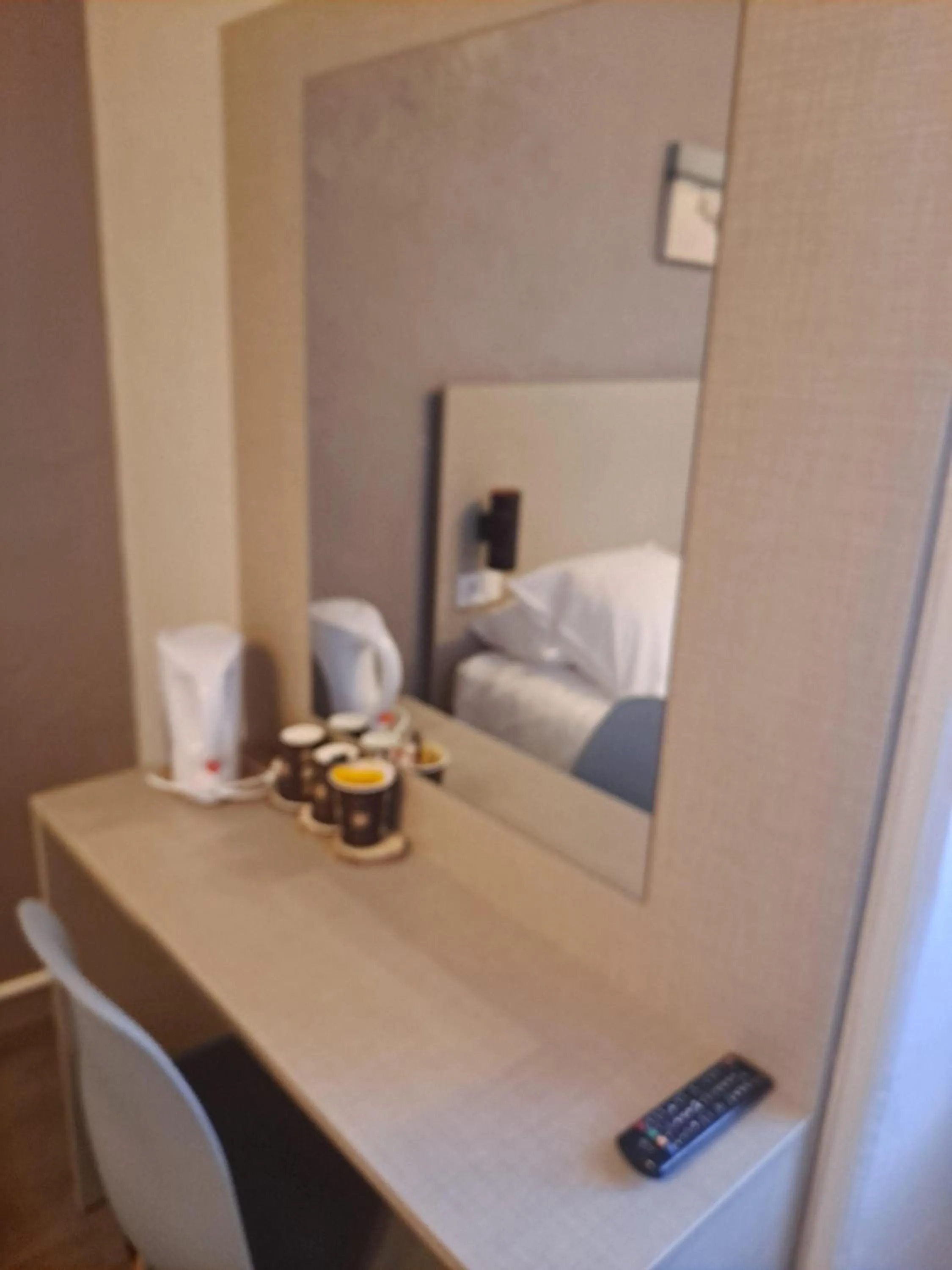 Coffee/tea facilities, Bed in Hôtel Du Viaduc