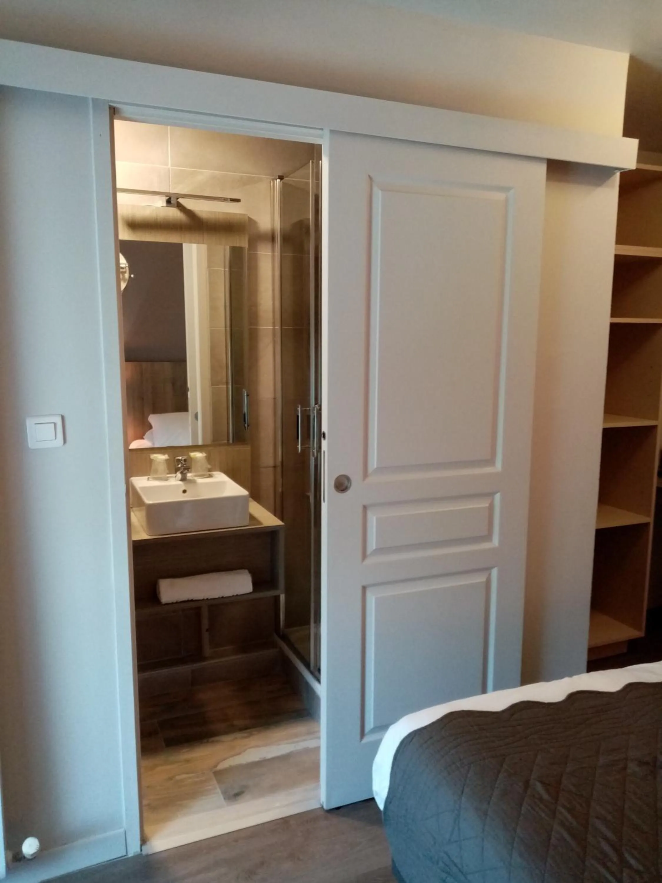 Bathroom, Bed in Hôtel Du Viaduc