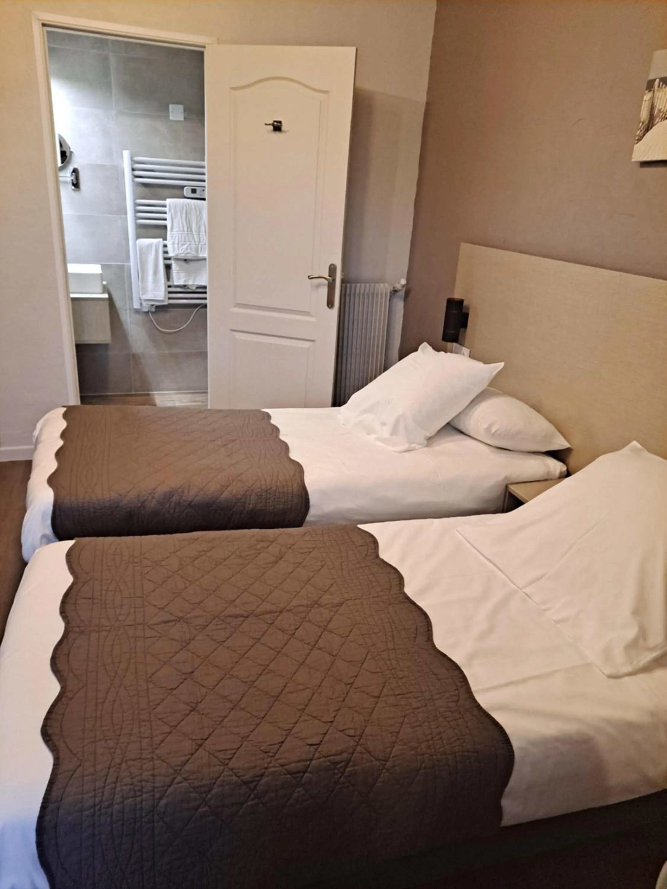 Bathroom, Bed in Hôtel Du Viaduc