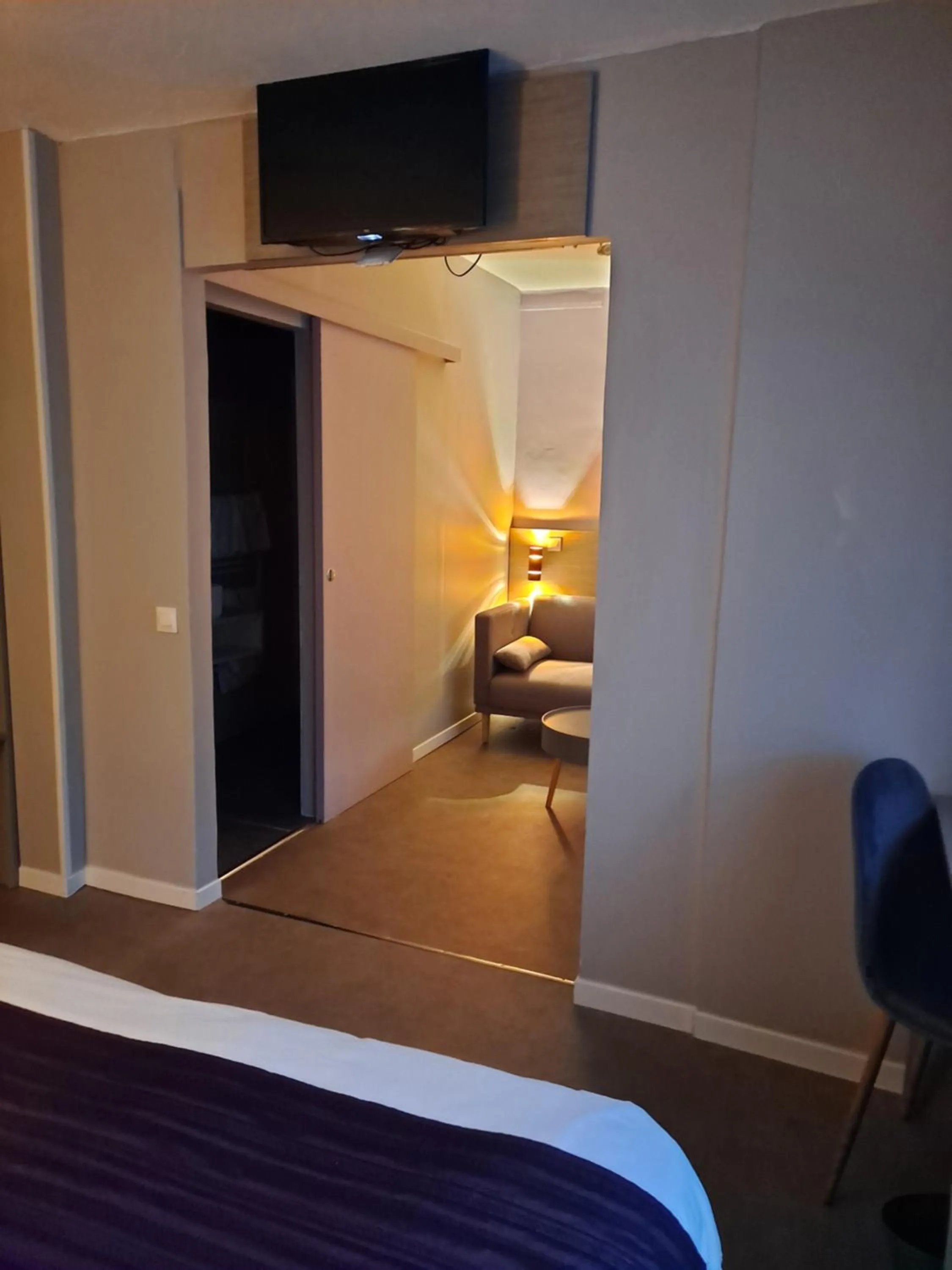 Photo of the whole room, Bed in Hôtel Du Viaduc