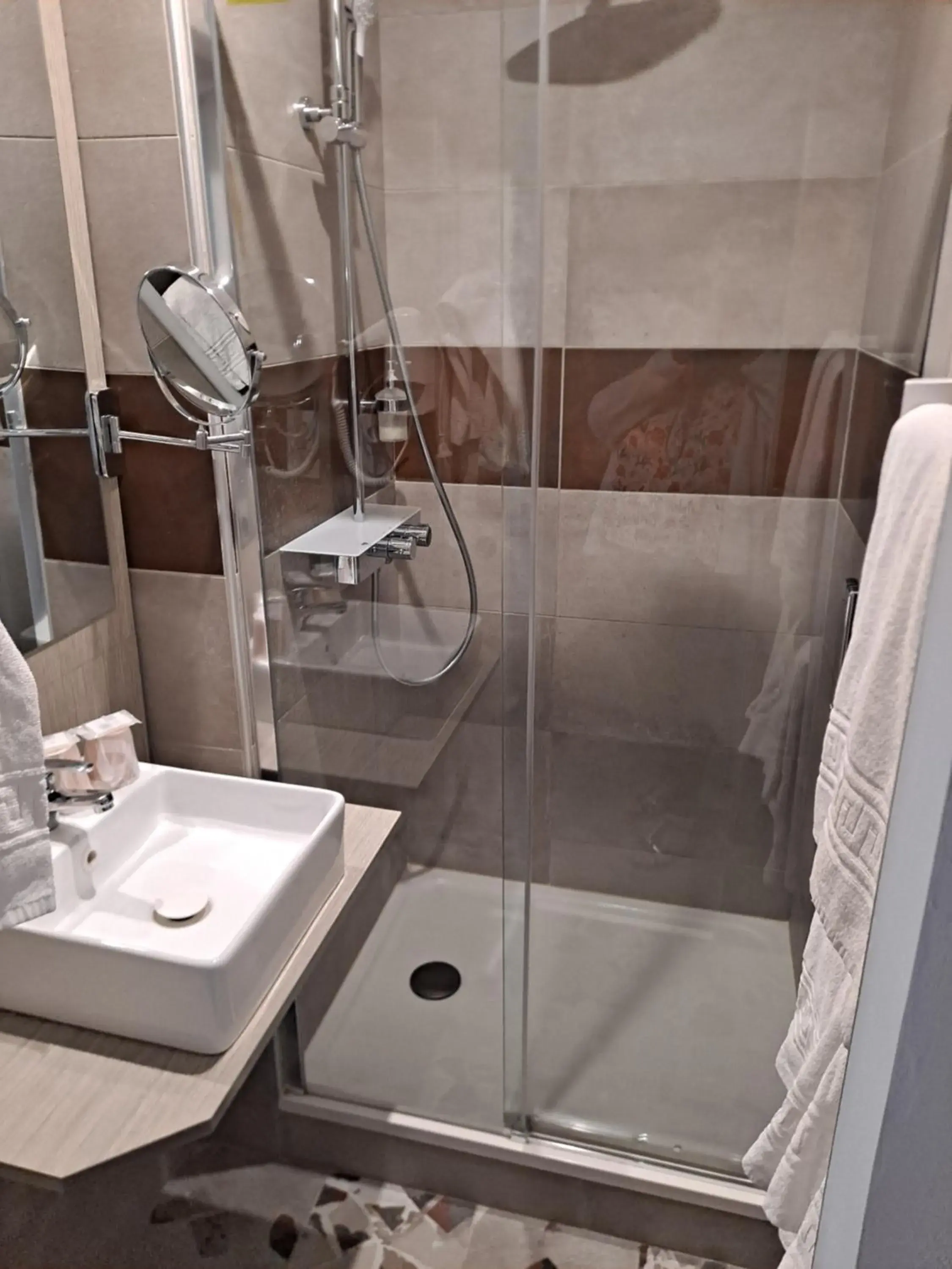 Classic Quadruple Room in Hôtel Du Viaduc Classic Quadruple Room in Hôtel Du Viaduc