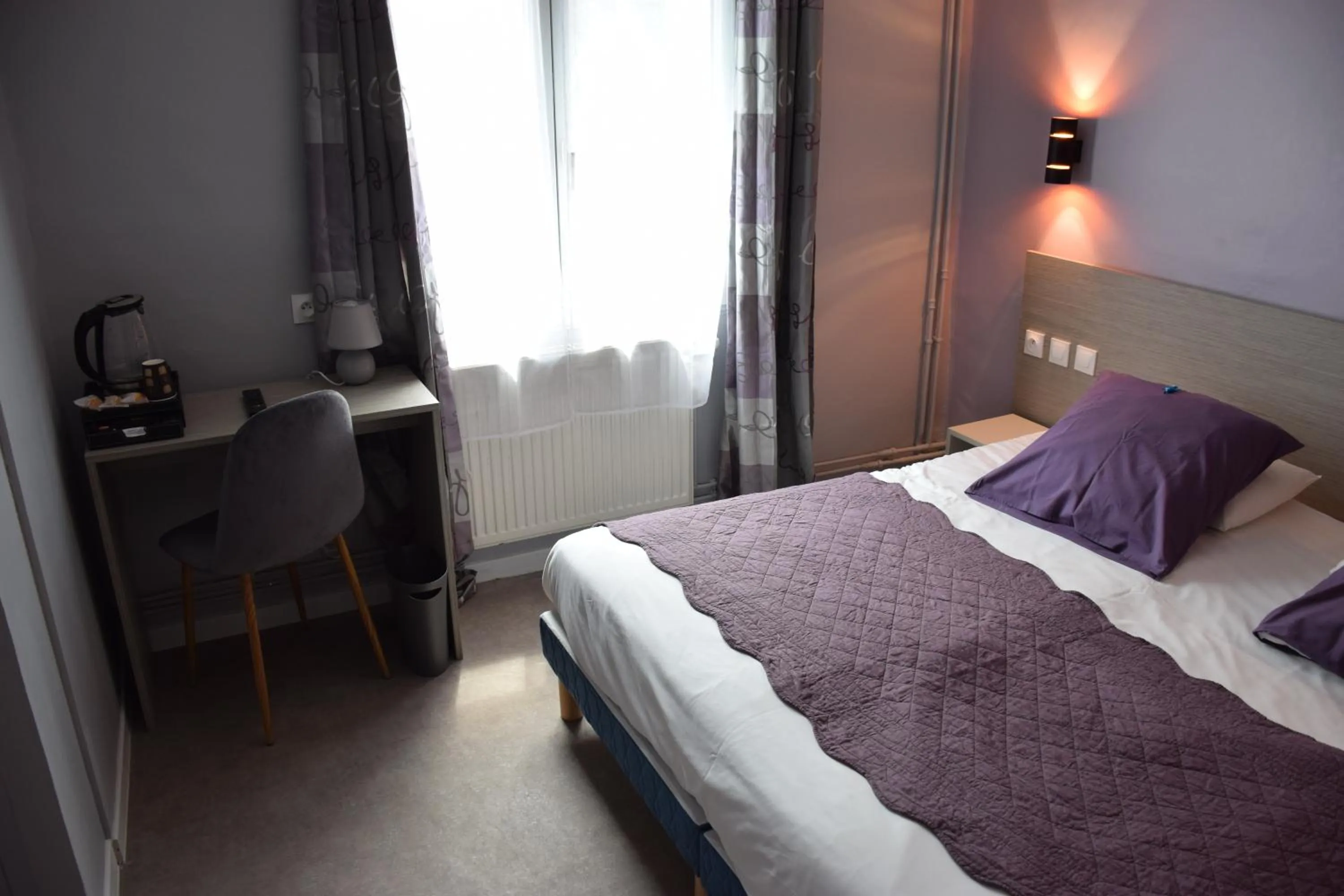 Photo of the whole room, Bed in Hôtel Du Viaduc