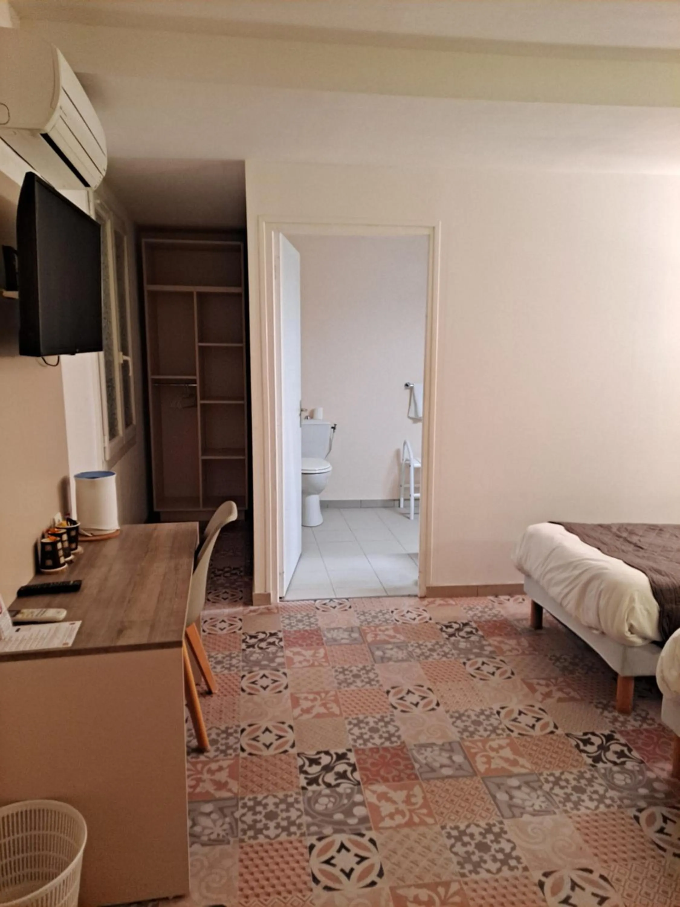 Photo of the whole room, Bed in Hôtel Du Viaduc